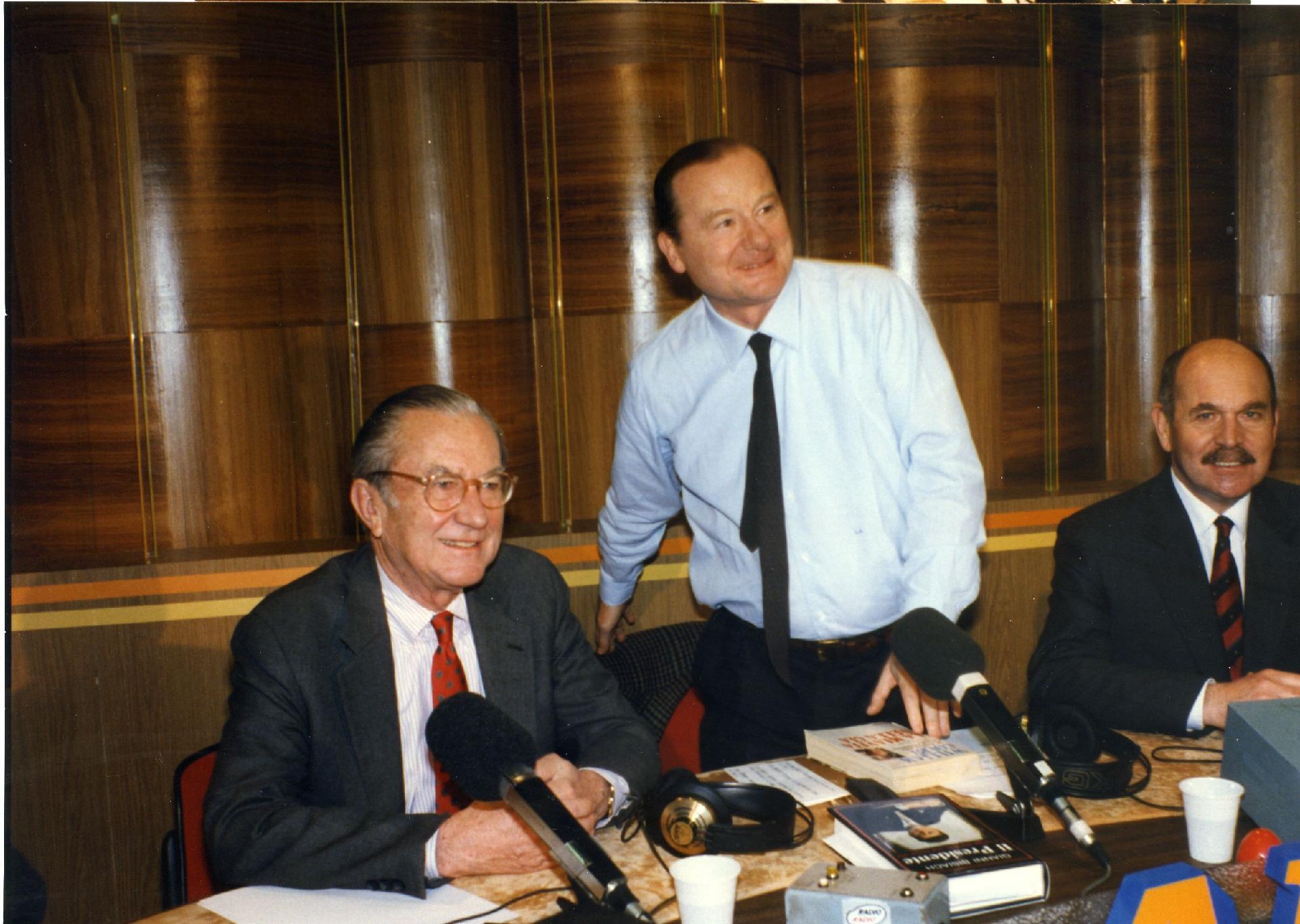 Gianni Bisiach con William Colby, ex direttore della CIA e un generale dei Bersaglieri, ex generale del SISMI, a &quot;Radio anch&apos;io&quot; nello studio 8 di via Asiago n. 10 a Roma nel novembre 1992