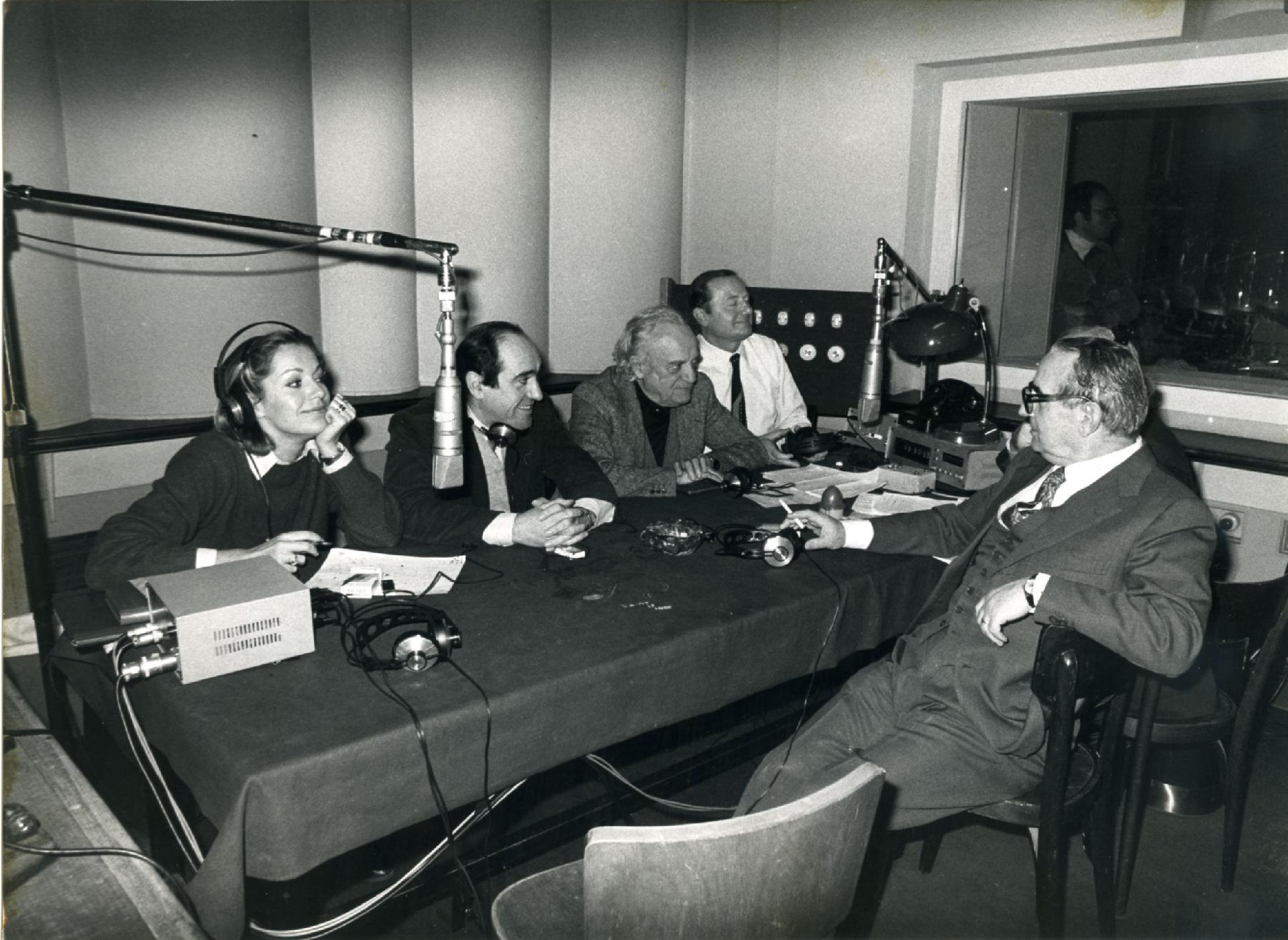 Gianni Bisiach con Catherine Spaak, Adriano Mazzoletti, Ruggero Orlando e Gianni Granzotto a &quot;Radio anch&apos;io&quot; nello studio 8 di via Asiago n. 10 a Roma nel 1980