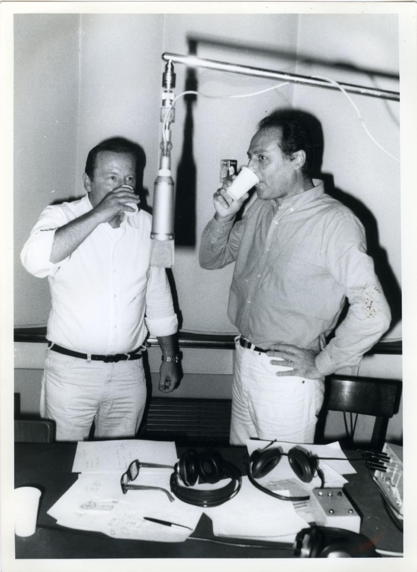 Gianni Bisiach brinda con Renzo Arbore l&apos;inaugurazione di &quot;Radio anch&apos;io&quot; nello studio 8 di via Asiago n. 10 a Roma nel 1981