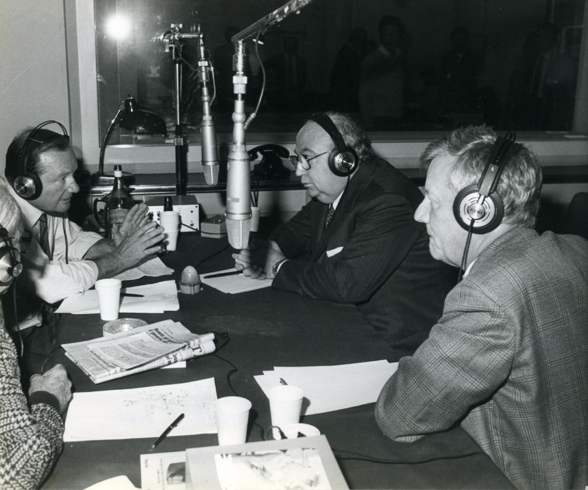 Gianni Bisiach con Giovanni Spadolini e Denis Mack Smith a &quot;Radio anch&apos;io&quot; nello studio 8 di via Asiago n. 10 a Roma nel dicembre 1981