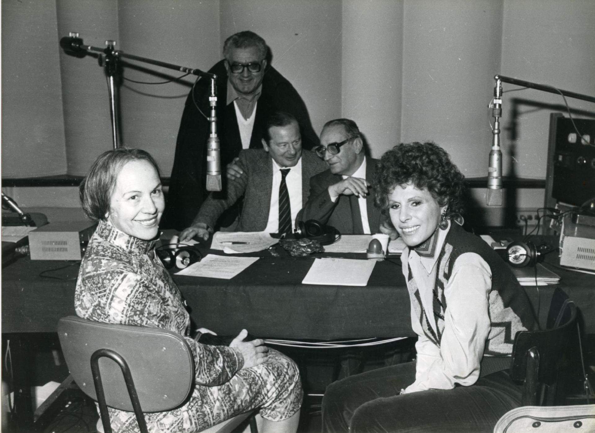 Gianni Bisiach con Nilde Iotti, Sandro Bolchi, Gianni Granzotto e Ornella Vanoni a &quot;Radio anch&apos;io&quot; nello studio 8 di via Asiago n. 10 a Roma nel 1981