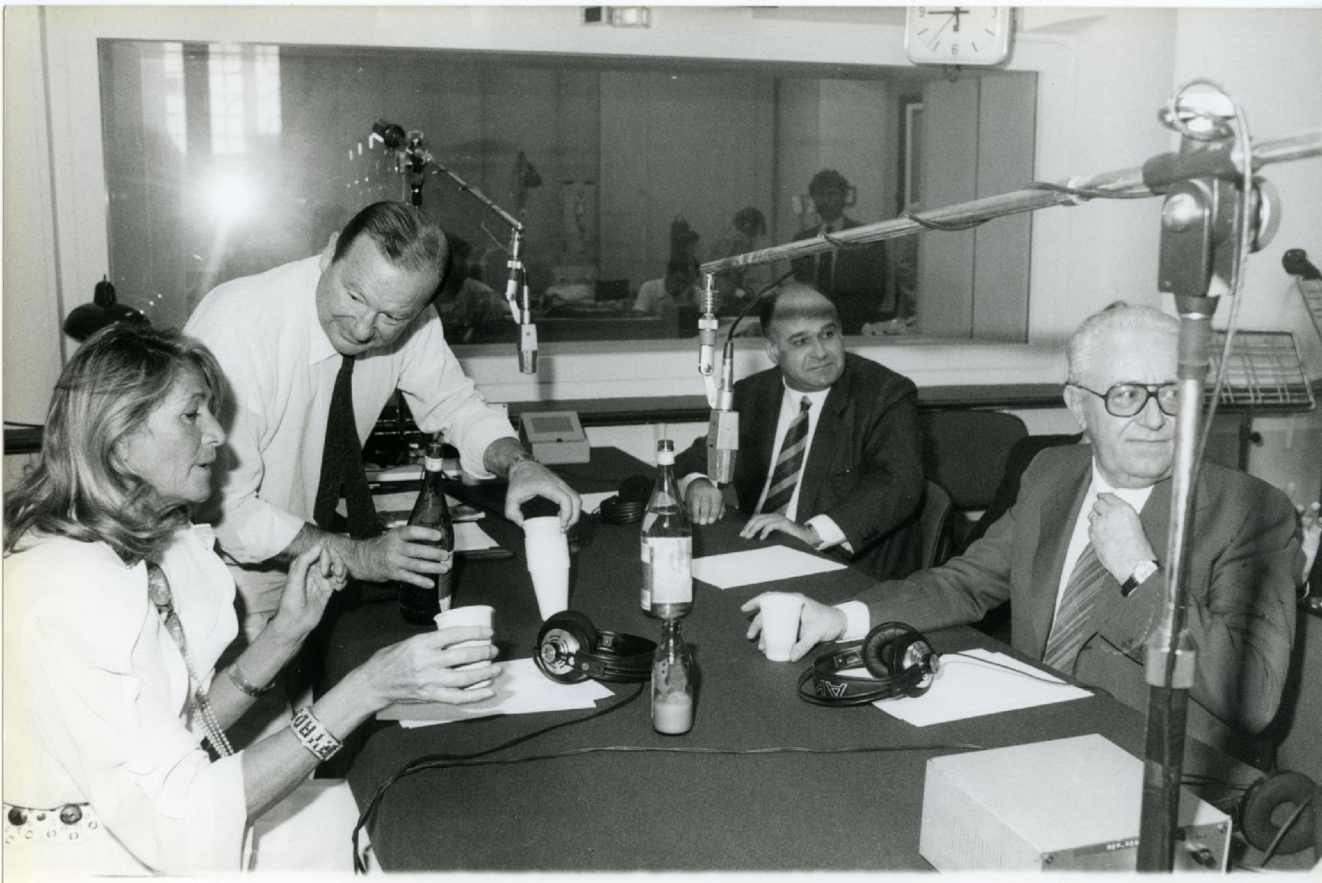 Gianni Bisiach con Marta Marzotto, Valerio Zanone e Giuseppe Zamberletti a &quot;Radio anch&apos;io&quot; nello studio 8 di via Asiago n. 10 a Roma nel 1981
