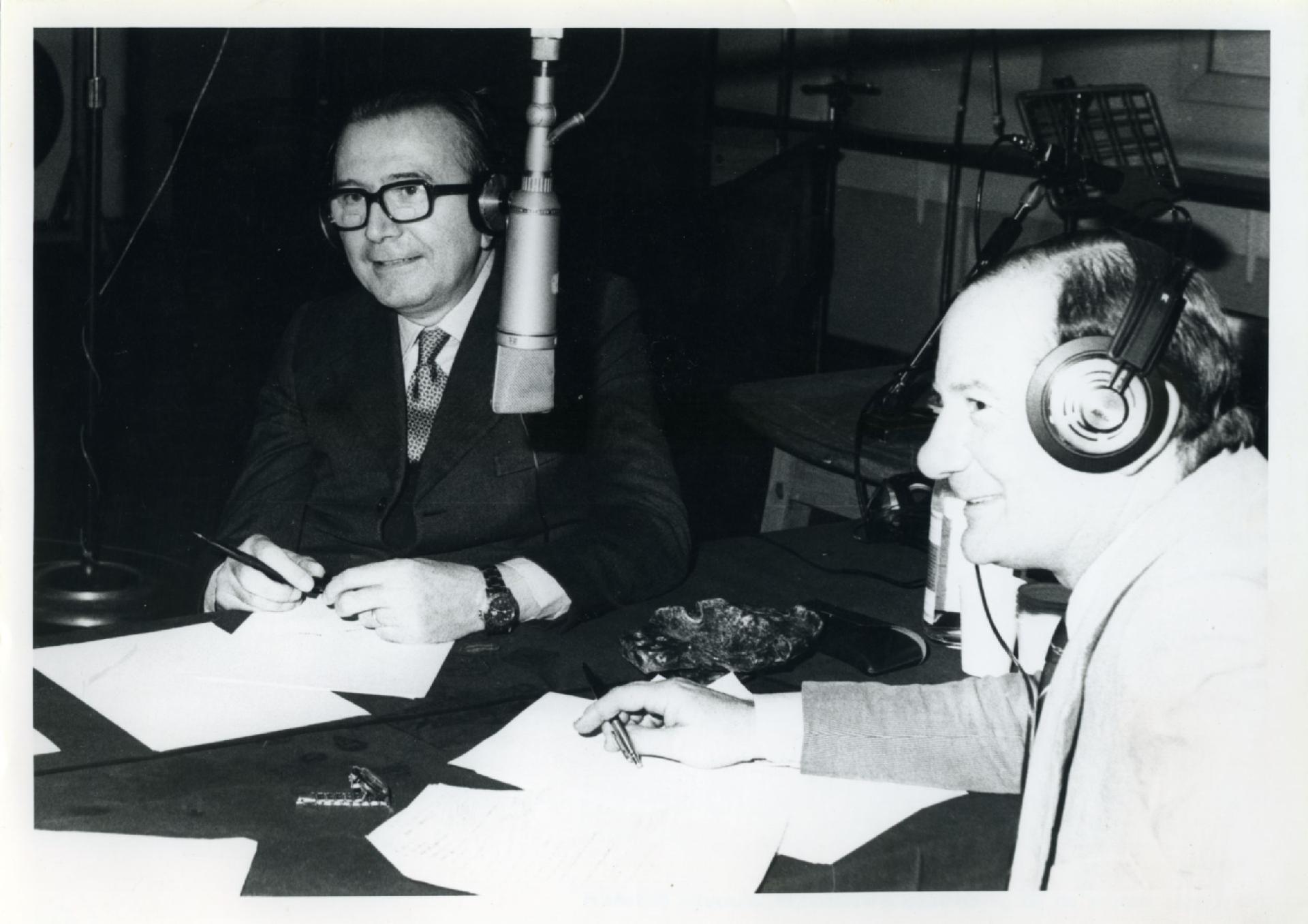 Gianni Bisiach con Giulio Andreotti a &quot;Radio anch&apos;io&quot; nello studio 8 di via Asiago n. 10 a Roma negli anni &apos;80