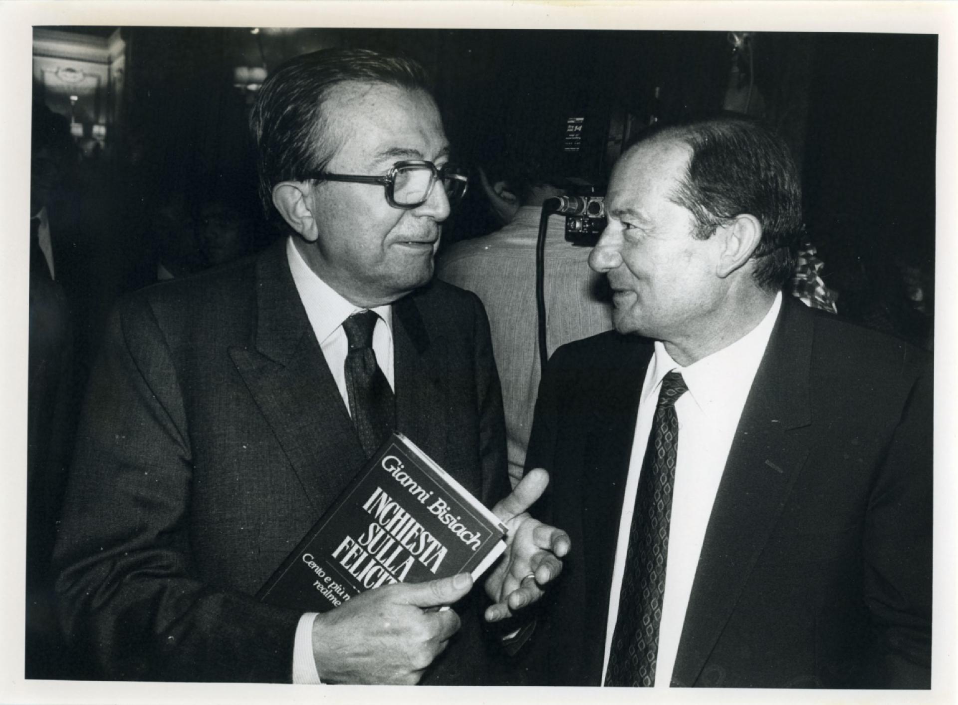 Gianni Bisiach con Giulio Andreotti per la presentazione di &quot;Inchiesta sulla felicit&#224;&quot; a &quot;Radio anch&apos;io&quot; nello studio 8 di via Asiago n. 10 a Roma nel  1990