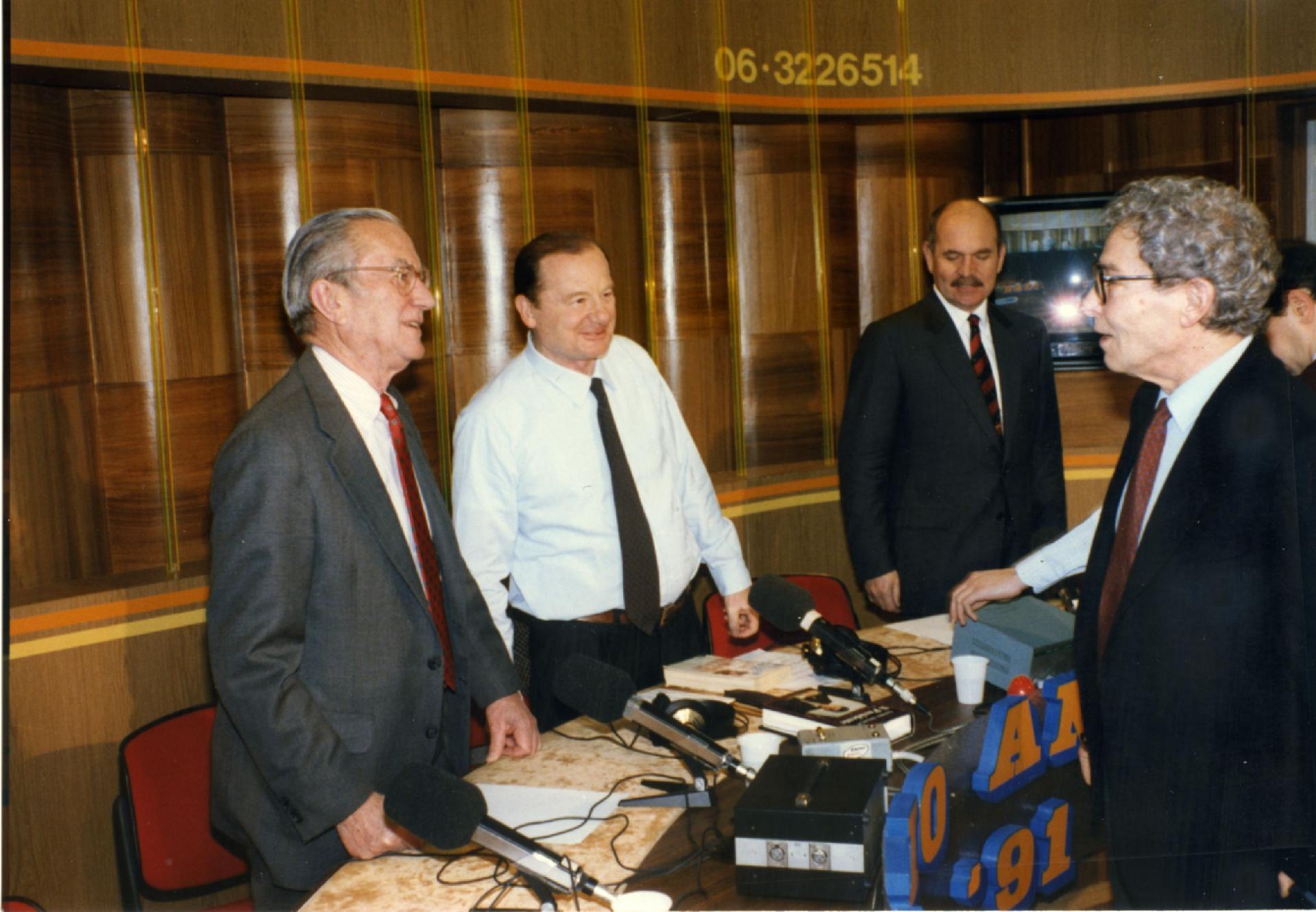 Gianni Bisiach con William Colby, ex direttore della CIA, un generale dei Bersaglieri, ex generale del SISMI, e Giovanni Baldari, direttore di Rai Uno a &quot;Radio anch&apos;io&quot; nello studio 8 di via Asiago n. 10 a Roma nel novembre 1992