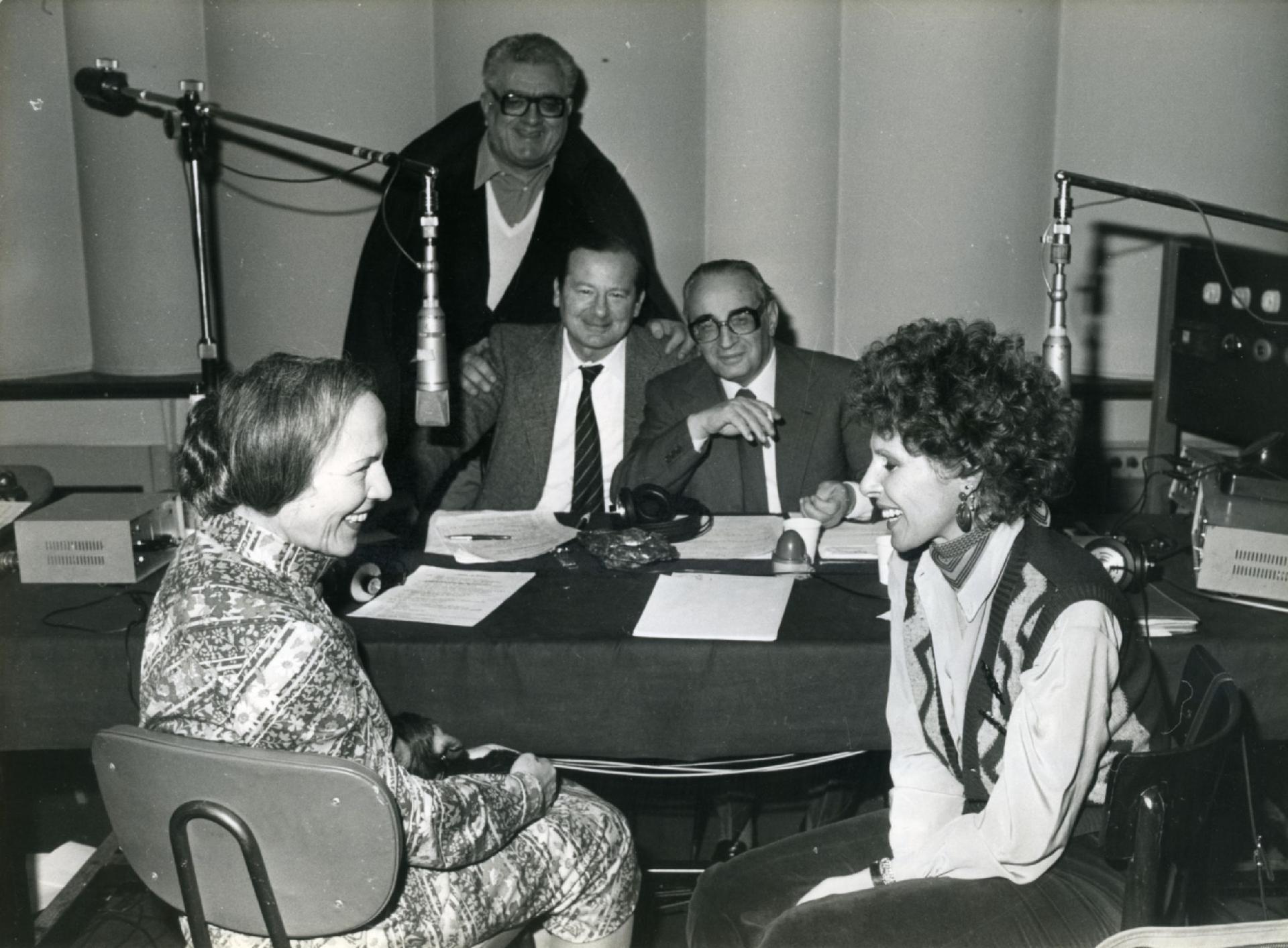 Gianni Bisiach con Nilde Iotti, Sandro Bolchi, Gianni Granzotto e Ornella Vanoni a &quot;Radio anch&apos;io&quot; nello studio 8 di via Asiago n. 10 a Roma nel 1981