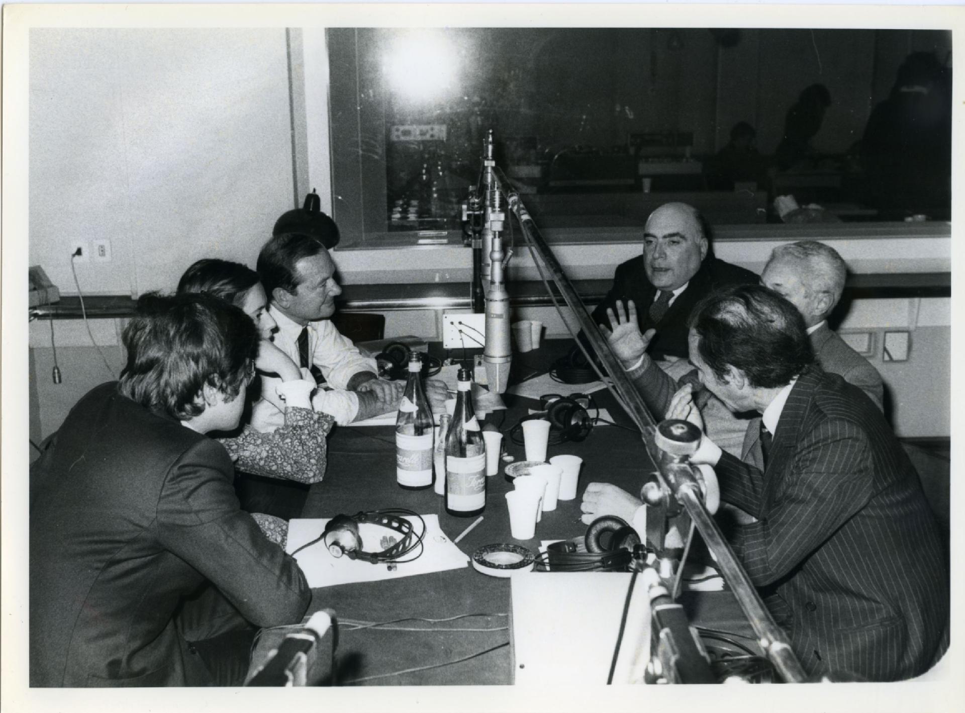 Gianni Bisiach con Isabella Rossellini, Luca Pavolini, Pietro Ottone e altri a &quot;Radio anch&apos;io&quot; nello studio 8 di via Asiago n. 10 a Roma nel 1981