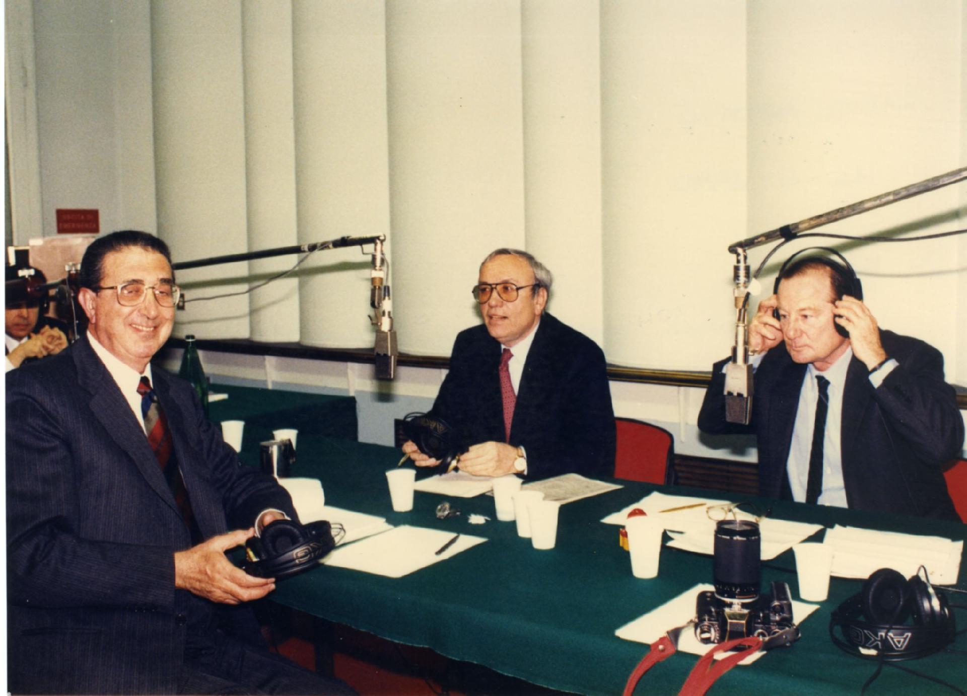 Gianni Bisiach con Franco Nobili, presidente dell&apos;IRI e Gabriele Cagliari, presidente dell&apos;ENI a &quot;Radio anch&apos;io TV&quot; nello studio 8 di via Asiago n. 10 a Roma nel 1991