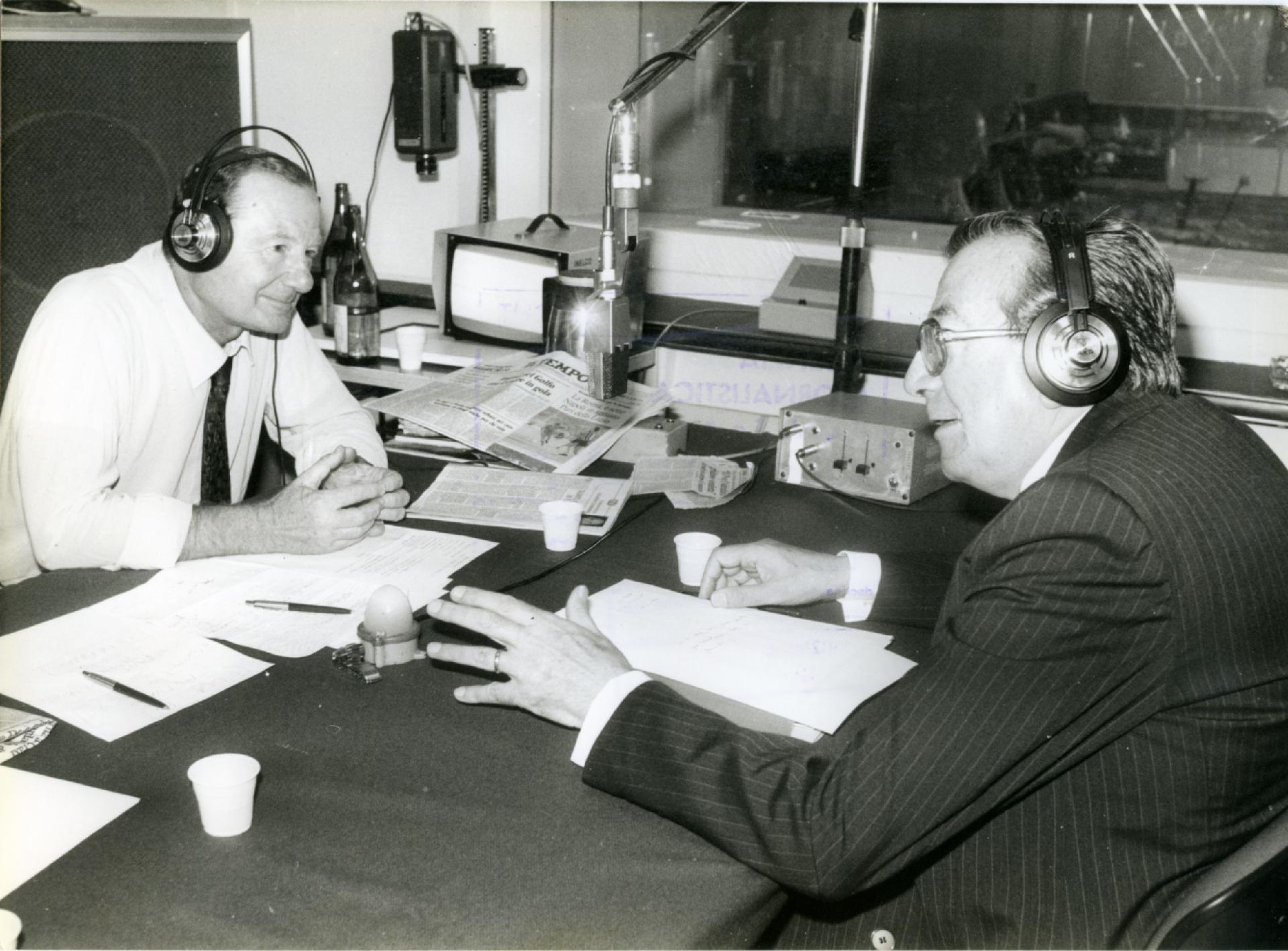 Gianni Bisiach con Giulio Andreotti a &quot;Radio anch&apos;io&quot; nello studio 8 di via Asiago n. 10 a Roma nel 1984