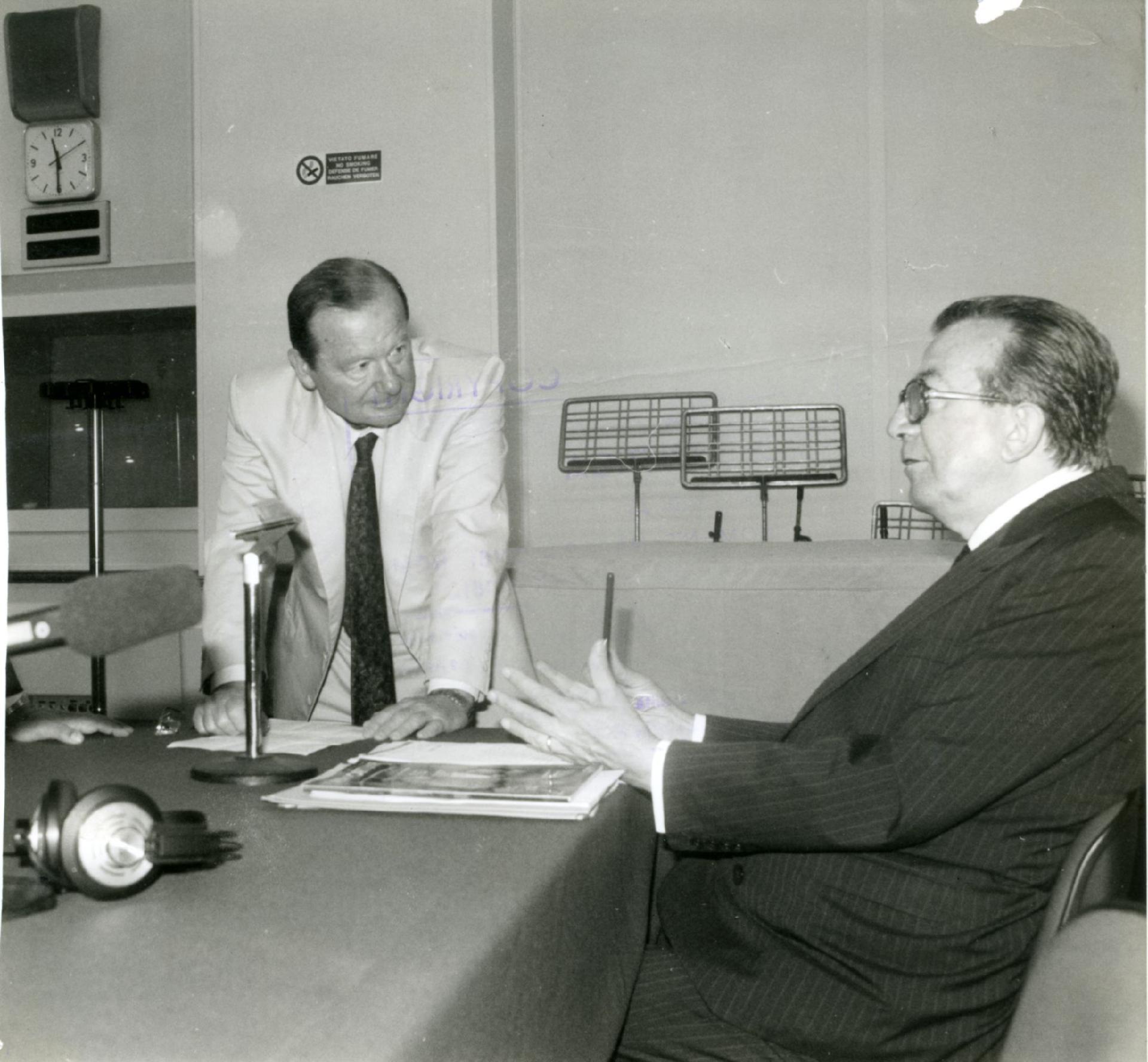 Gianni Bisiach con Giulio Andreotti a &quot;Radio anch&apos;io&quot; nello studio 8 di via Asiago n. 10 a Roma nel 1981