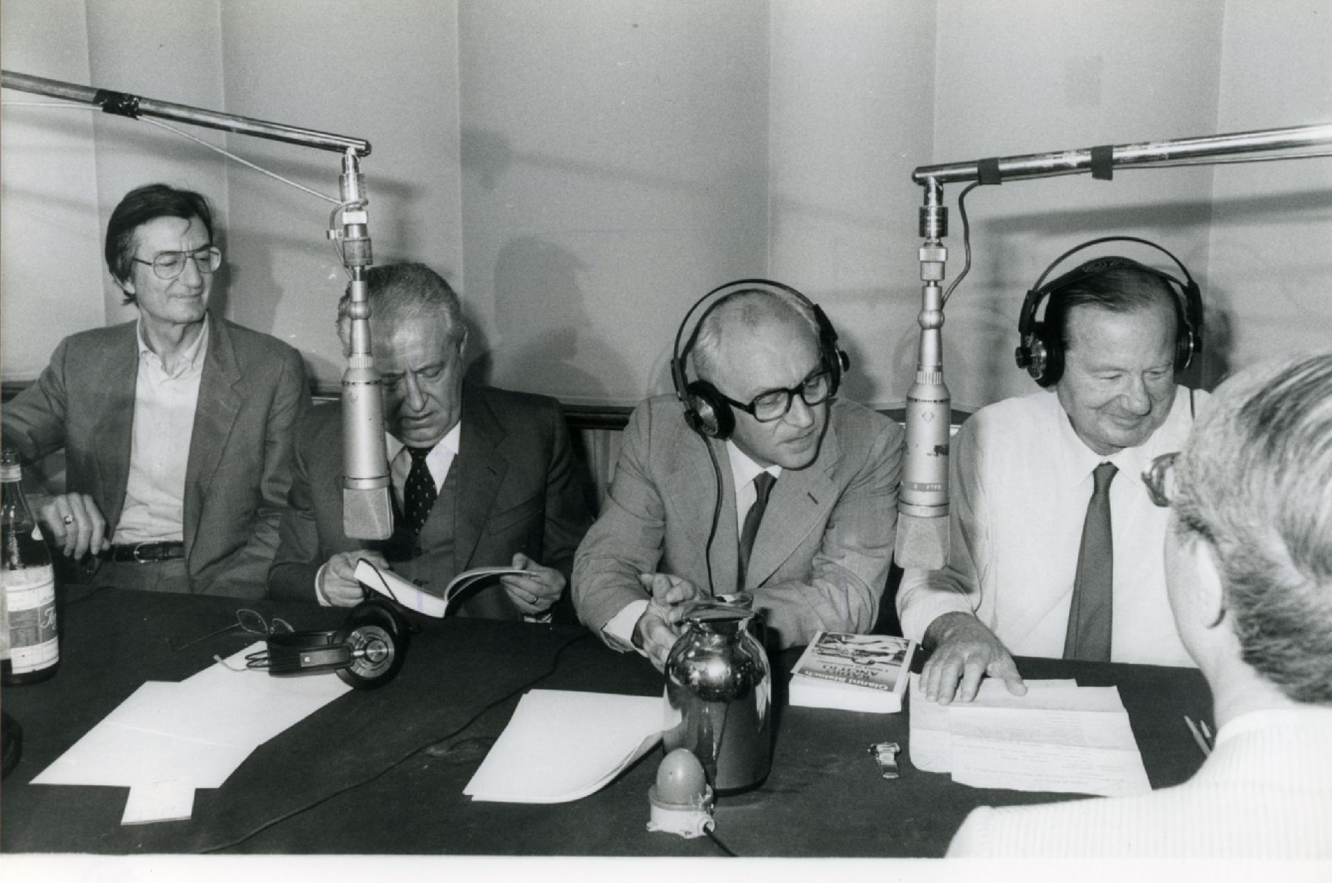 Gianni Bisiach con Carlo Lizzani, Giuseppe Zamberletti e Arrigo Levi a&quot;Radio anch&apos;io&quot; a Roma nel 1988
