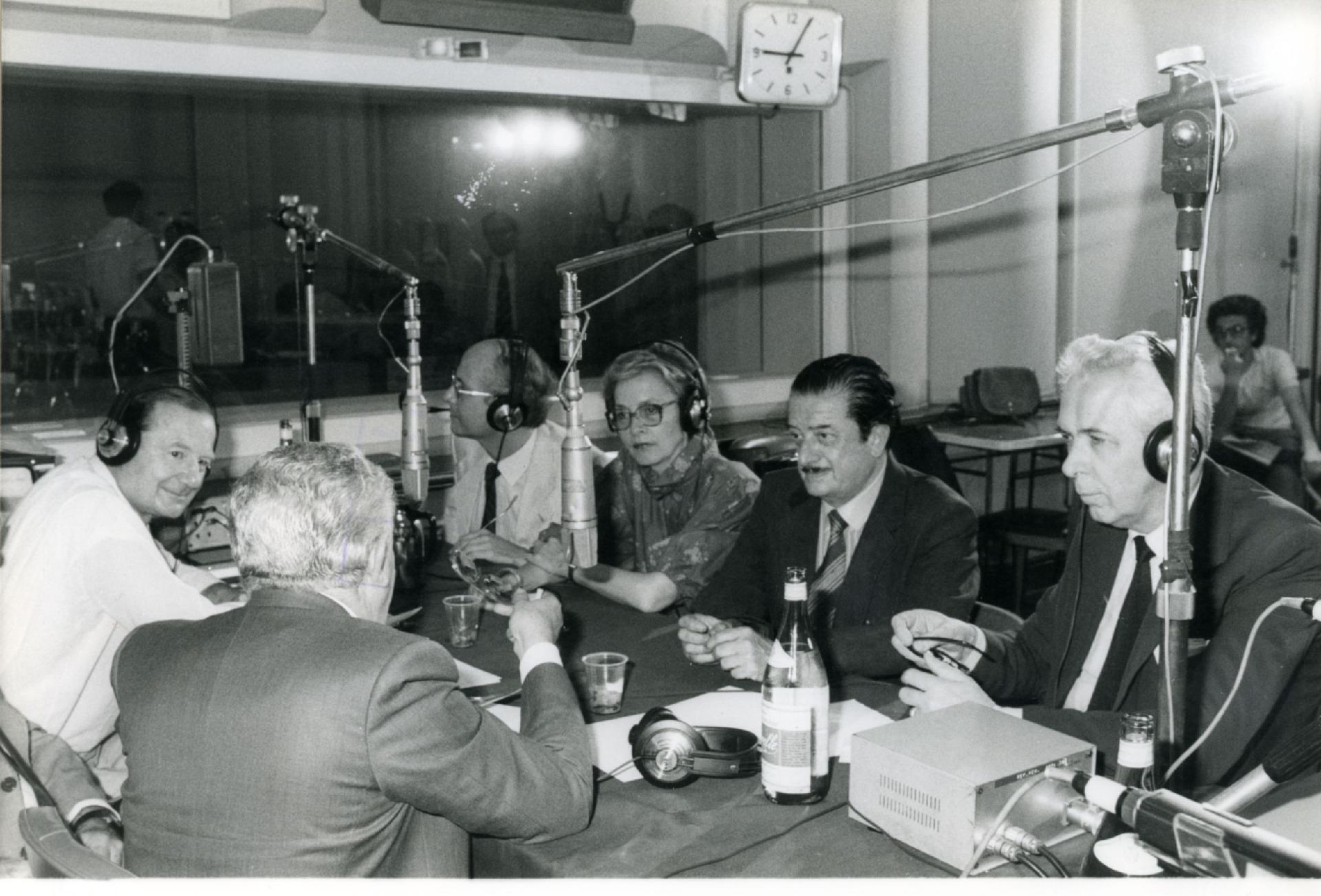Gianni Bisiach con Giuseppe Zamberletti, Dino Cimagalli, Elena Doni, Sandro Paternostro, Pietro Garinei a &quot;Radio anch&apos;io&quot; nello studio 8 di via Asiago n. 10 a Roma nel 1988