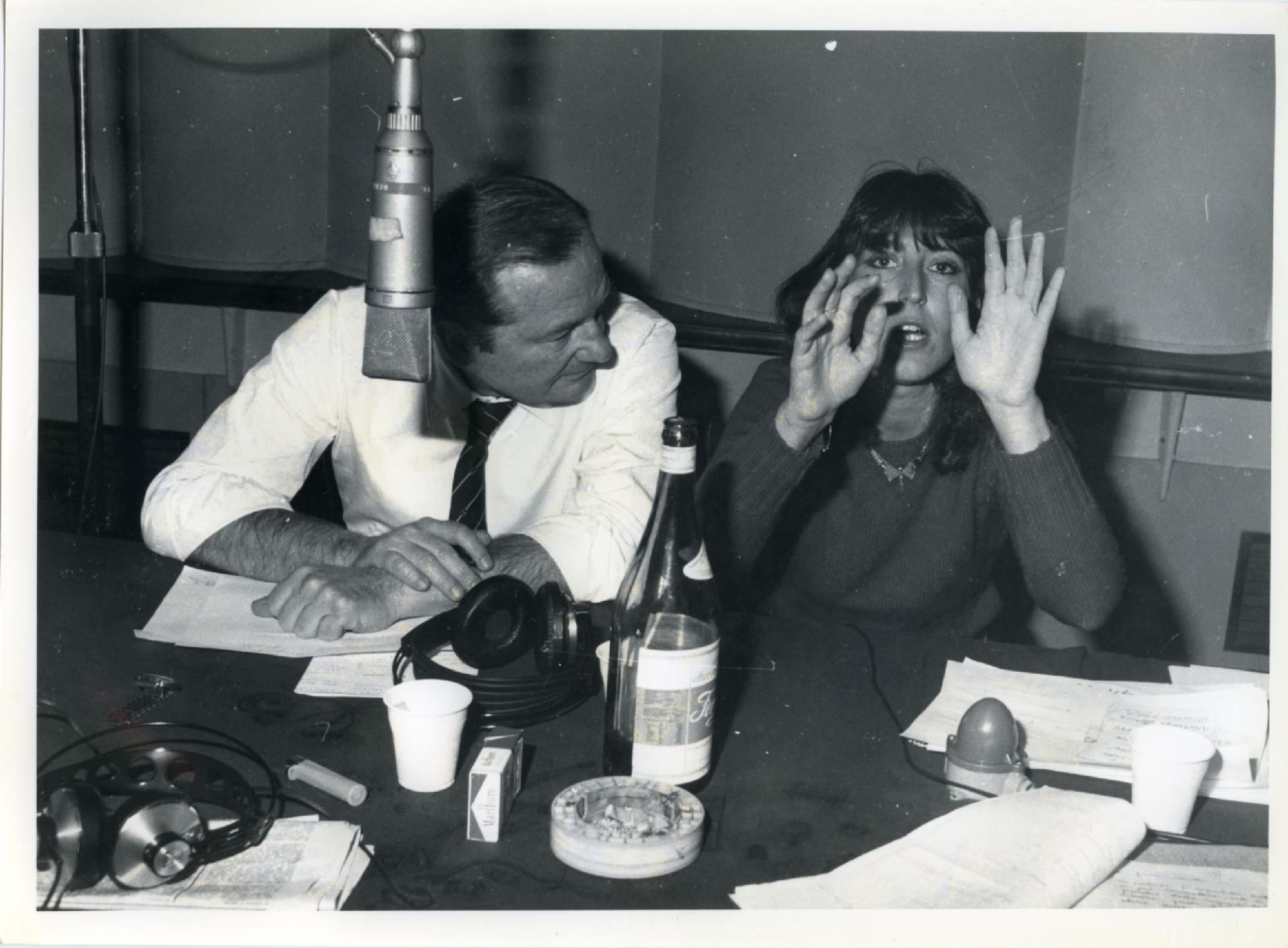 Gianni Bisiach con Cintia Paladini, sua principale collaboratrice a &quot;Radio anch&apos;io&quot; nello studio 8 di via Asiago n. 10 a Roma nel 1 gennaio 1980