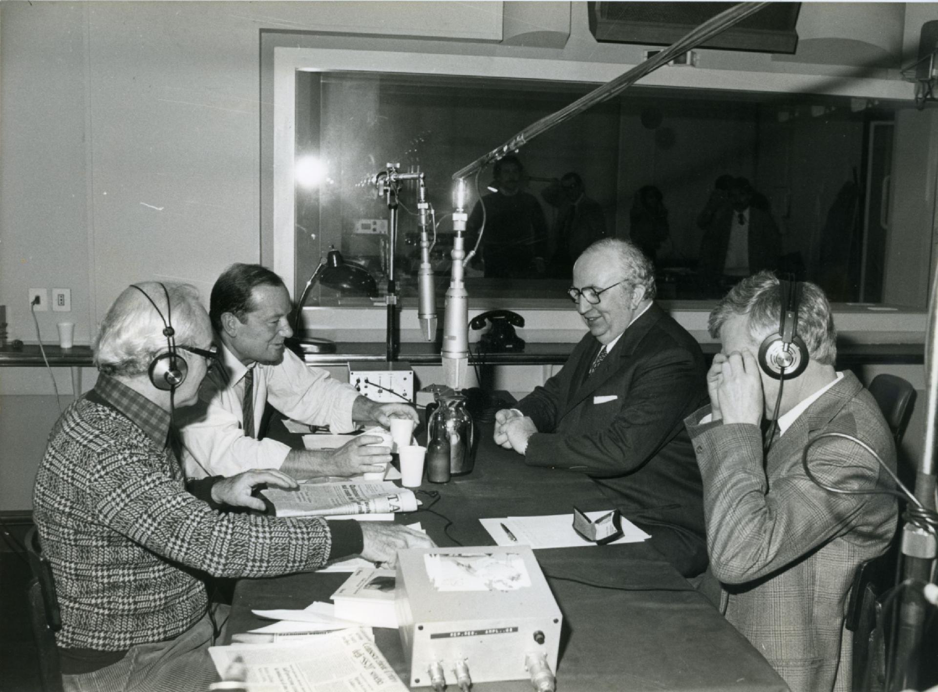 Gianni Bisiach con Arrigo Levi, Giovanni Spadolini e Denis Mack Smith a &quot;Radio anch&apos;io&quot; nello studio 8 di via Asiago n. 10 a Roma nel dicembre 1981