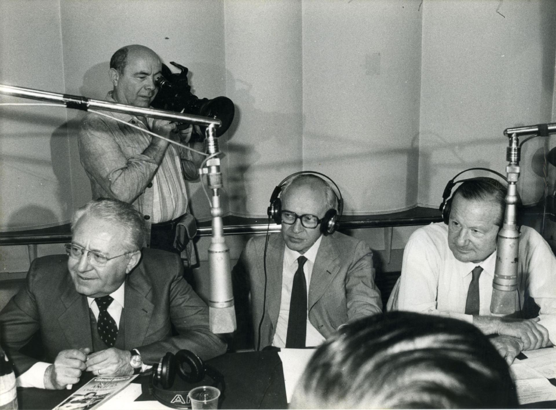 Gianni Bisiach con Giuseppe Zamberletti, Arrigo Levi a &quot;Radio anch&apos;io&quot; nello studio 8 di via Asiago n. 10 a Roma nel 1988