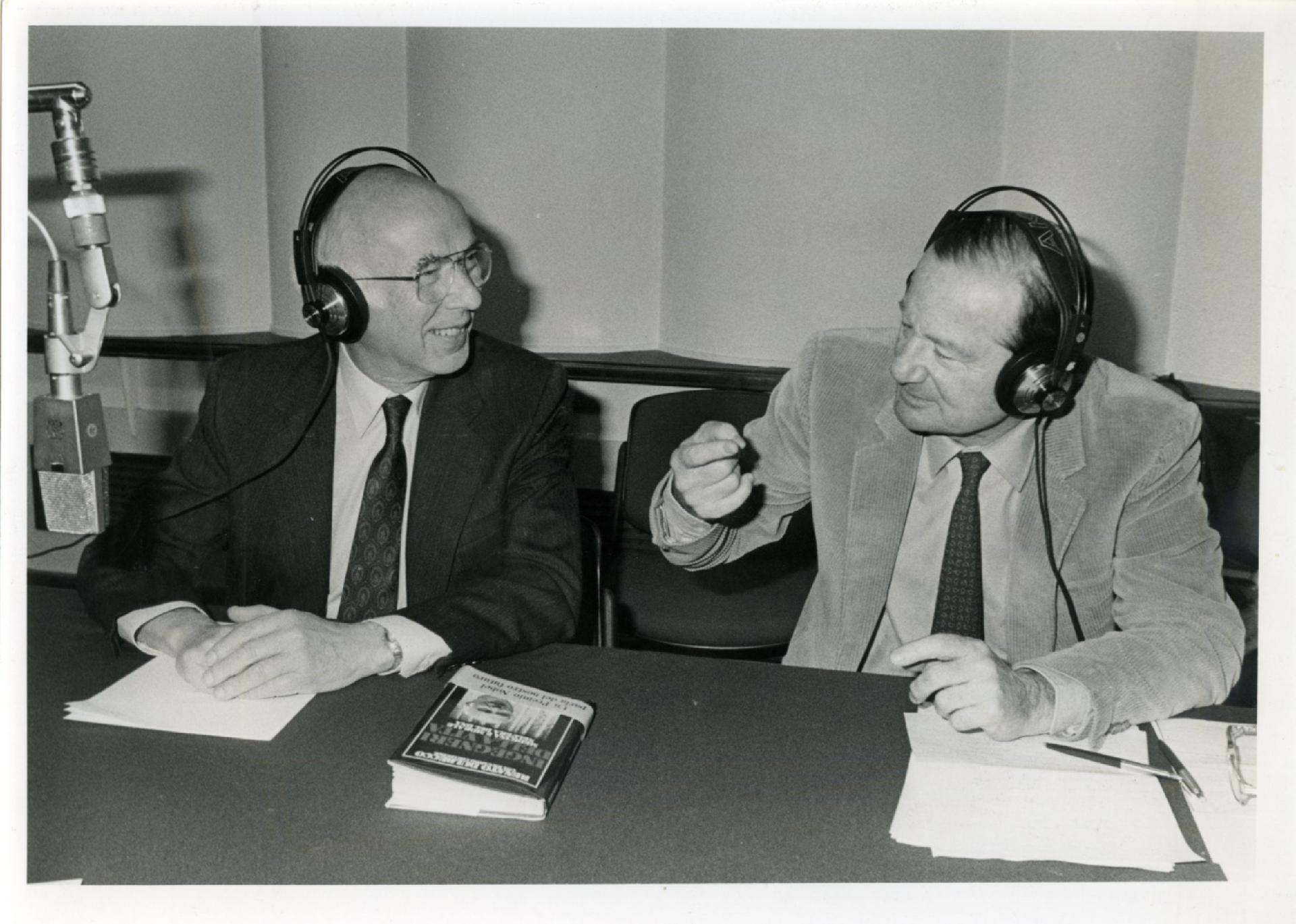 Gianni Bisiach con Renato Dulbecco a &quot;Radio anch&apos;io&quot; nello studio 8 di via Asiago n. 10 a Roma nel 1988
