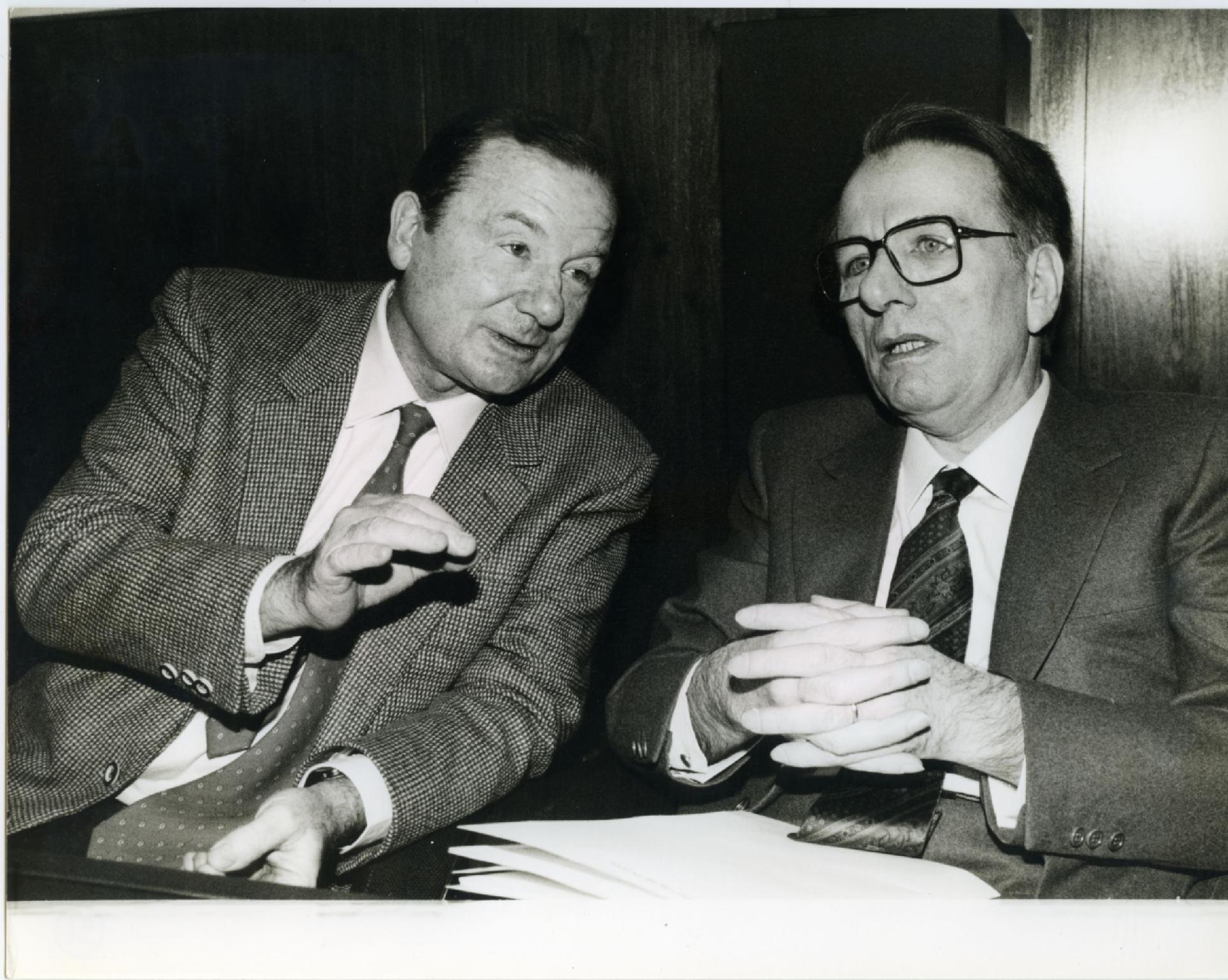 Gianni Bisiach con Corrado Guerzoni, segretario di Aldo Moro e direttore di Radio 2, a &quot;Radio anch&apos;io&quot; nello studio 8 di via Asiago n. 10 a Roma nel 1982