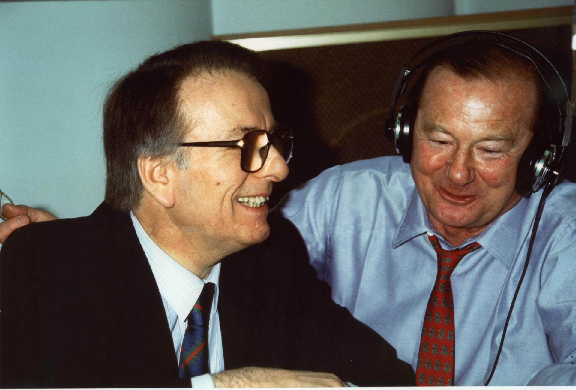 Gianni Bisiach con Corrado Guerzoni, segretario di Aldo Moro e direttore di Radio 2, a &quot;Radio anch&apos;io&quot; nello studio 8 di via Asiago n. 10 a Roma nel 1990