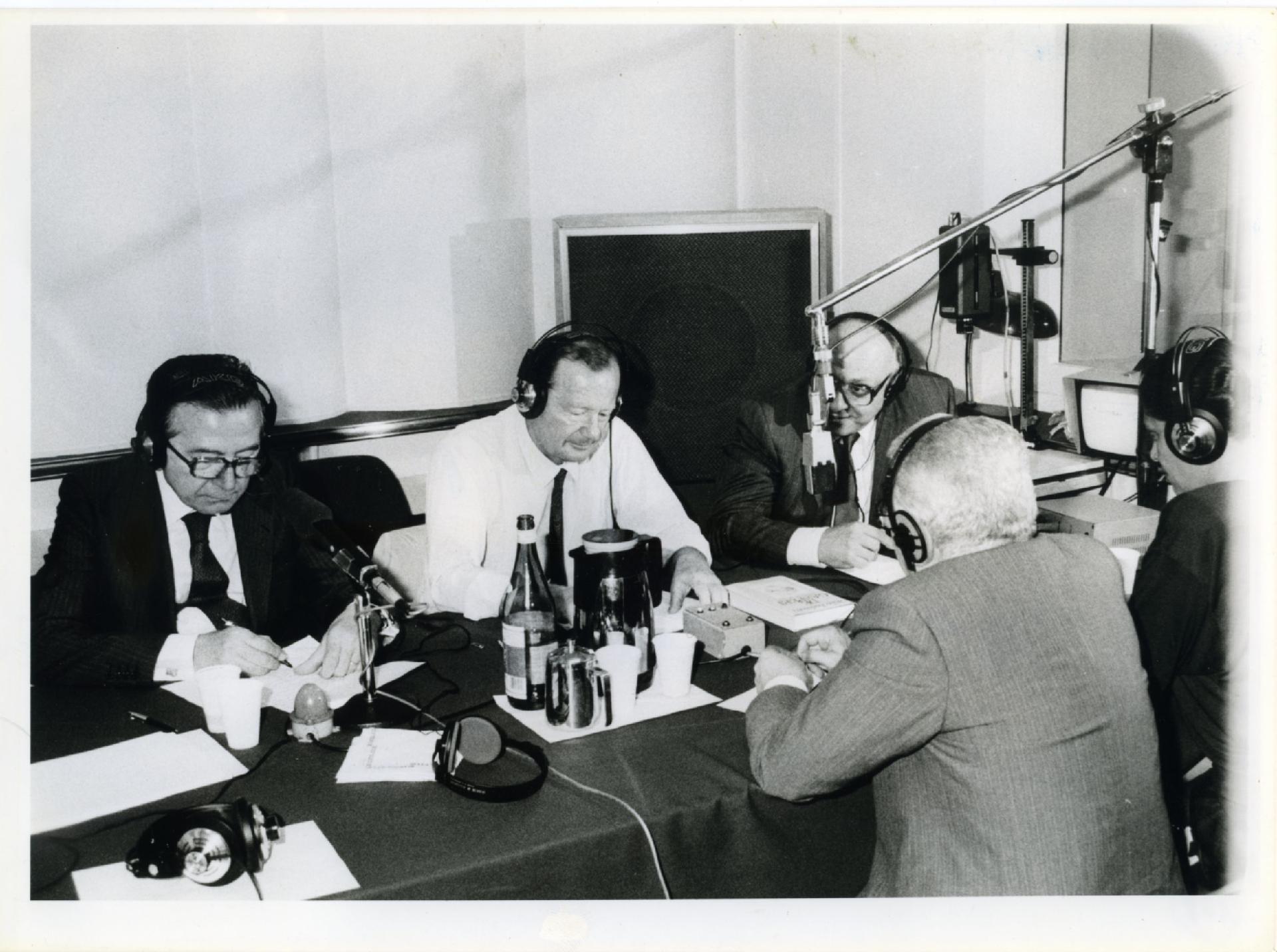 Gianni Bisiach con Giulio Andreotti e Gennaro Acquaviva a &quot;Radio anch&apos;io&quot; nello studio 8 di via Asiago n. 10 a Roma nel luglio 1989