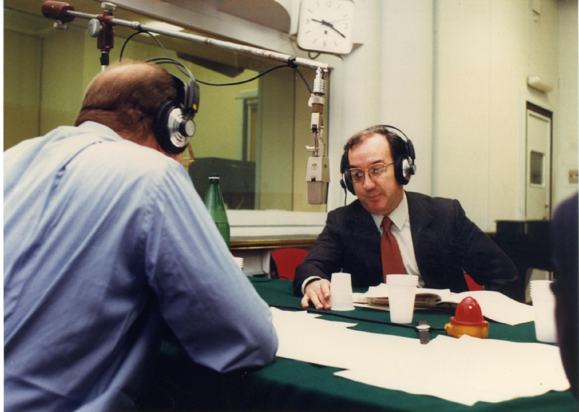 Gianni Bisiach intervista il sindaco di Milano Carlo Tognoli a &quot;Radio anch&apos;io&quot; nello studio 8 di via Asiago n. 10 a Roma nel 1990