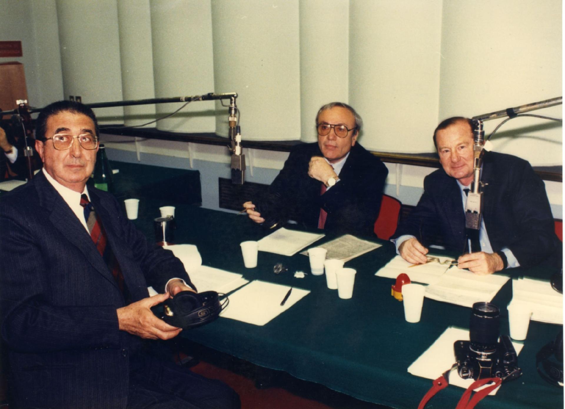 Gianni Bisiach con Franco Nobili, presidente dell&apos;IRI e Gabriele Cagliari, presidente dell&apos;ENI a &quot;Radio anch&apos;io&quot; nello studio 8 di via Asiago n. 10 a Roma il 14 febbraio 1990