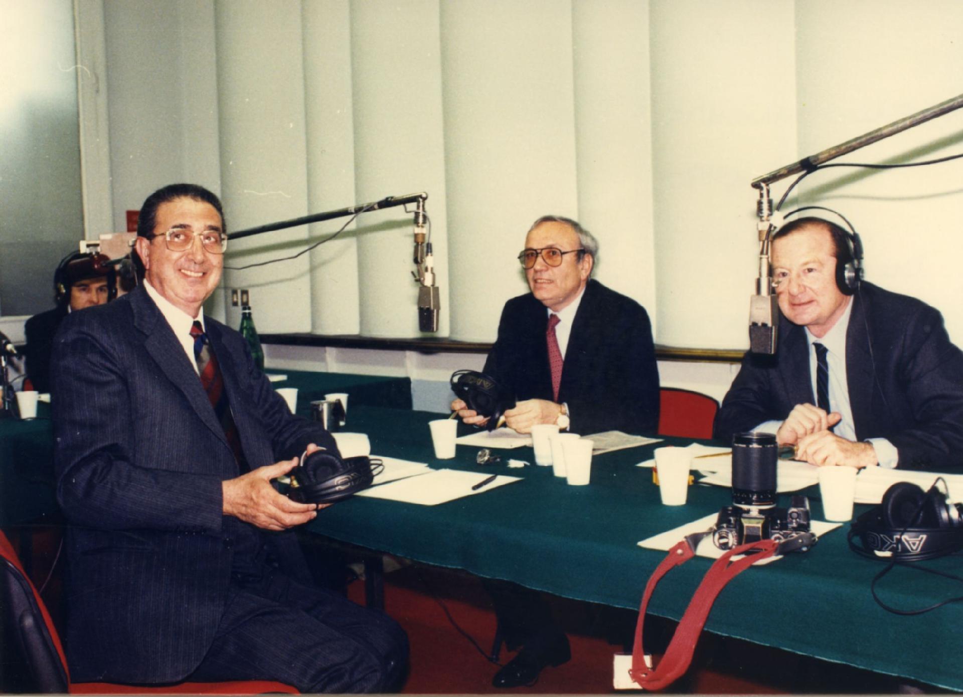 Gianni Bisiach con Franco Nobili, presidente dell&apos;IRI e Gabriele Cagliari, presidente dell&apos;ENI a &quot;Radio anch&apos;io&quot; a Roma il 14 febbraio 1990