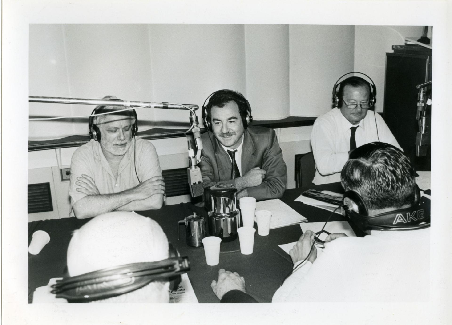 Gianni Bisiach con Luciano De Crescenzo e Luigi Celestre Angrisani a &quot;Radio anch&apos;io&quot; nello studio 8 di via Asiago n. 10 a Roma nel 1988
