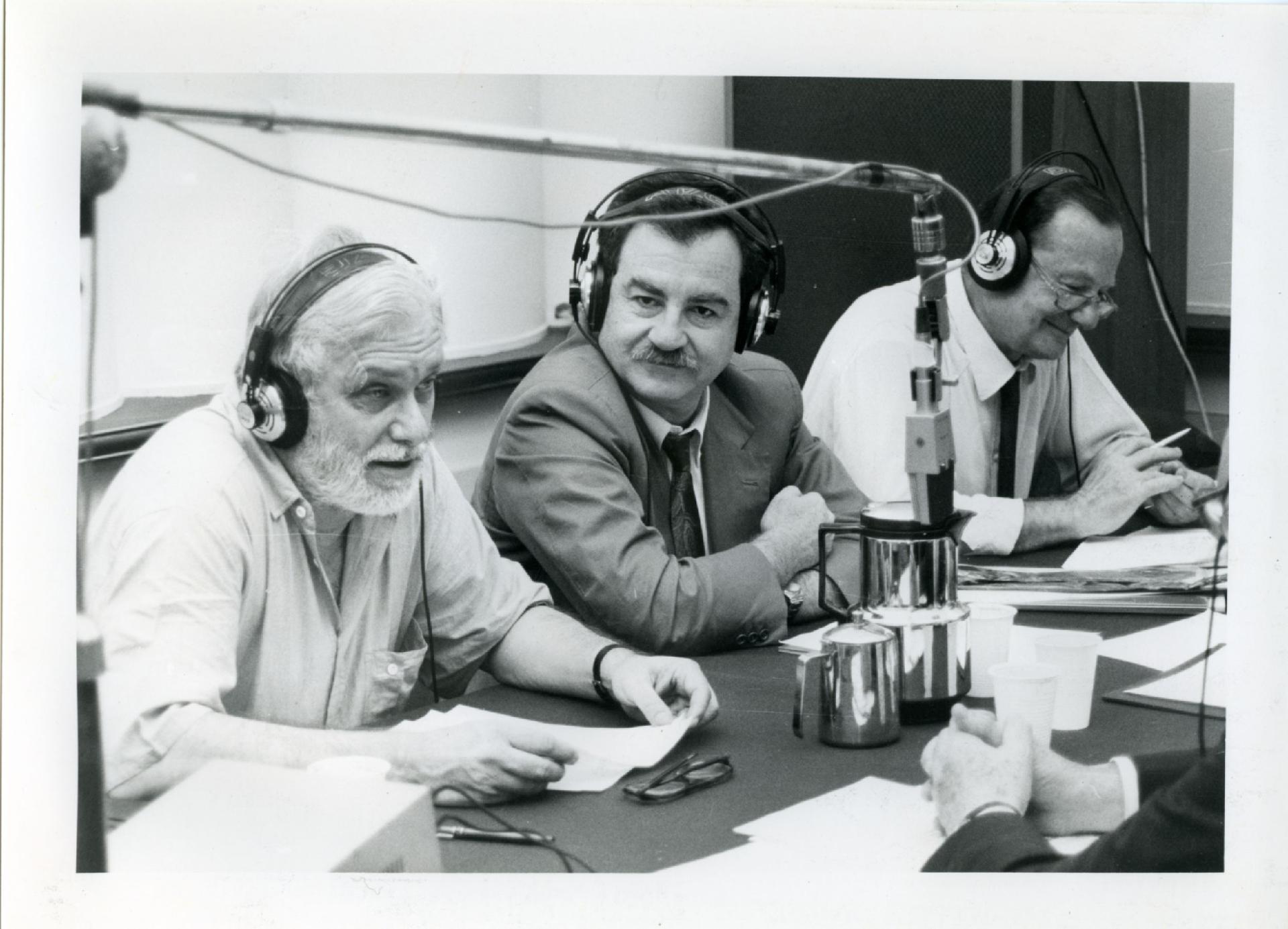 Gianni Bisiach con Luciano De Crescenzo e Luigi Celestre Angrisani a &quot;Radio anch&apos;io&quot; nello studio 8 di via Asiago n. 10 a Roma nel 1988