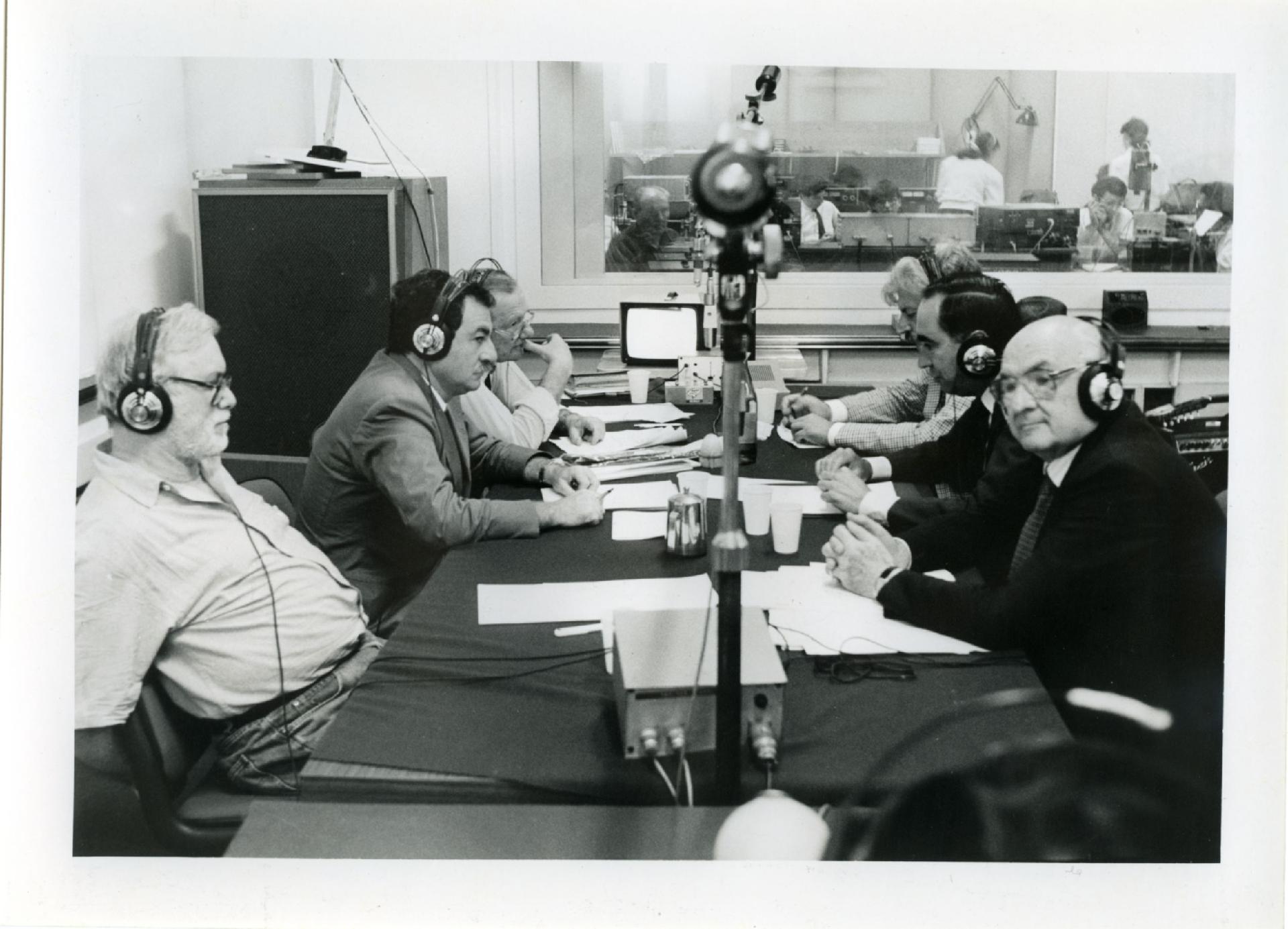 Gianni Bisiach con Luciano De Crescenzo, Luigi Celestre Angrisani, Franco Carraro e altri a &quot;Radio anch&apos;io&quot; nello studio 8 di via Asiago n. 10 a Roma nel 1988