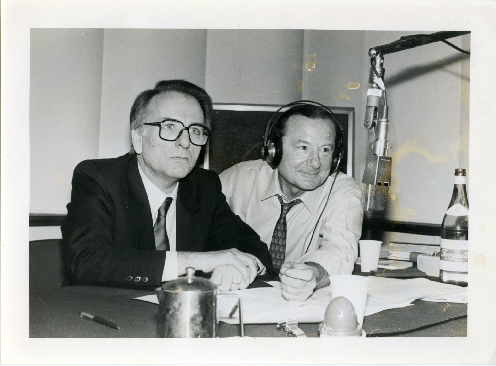 Gianni Bisiach con Corrado Guerzoni, segretario di Aldo Moro e direttore di Radio 2, a &quot;Radio anch&apos;io&quot; nello studio 8 di via Asiago n. 10 a Roma nel 1990