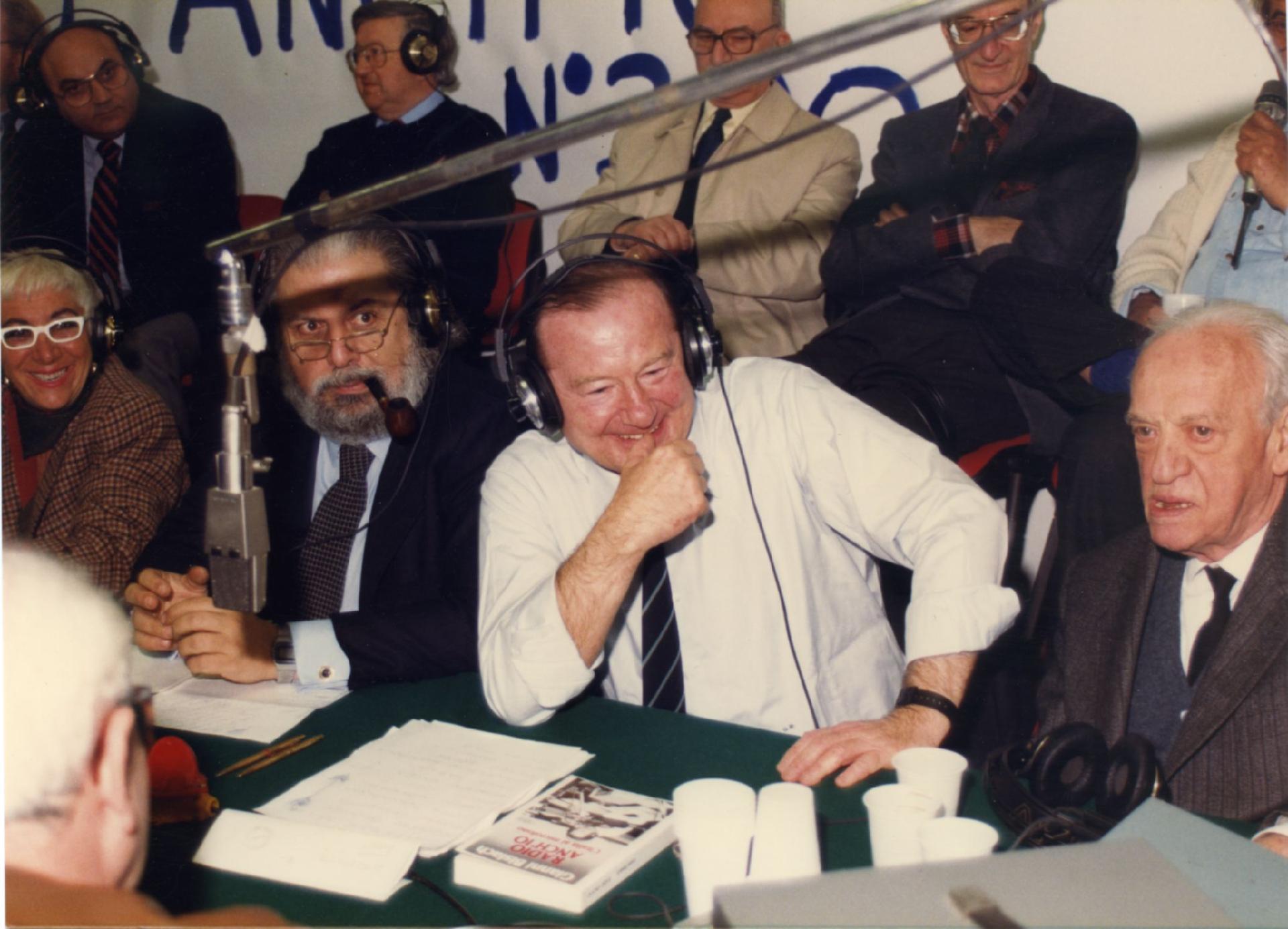 Gianni Bisiach con Lina Wertm&#252;ller, Carlo Lizzani, Ennio Ceccarini e Ruggero Orlando a &quot;Radio anch&apos;io&quot; nello studio 8 di via Asiago n. 10 a Roma nel 1990