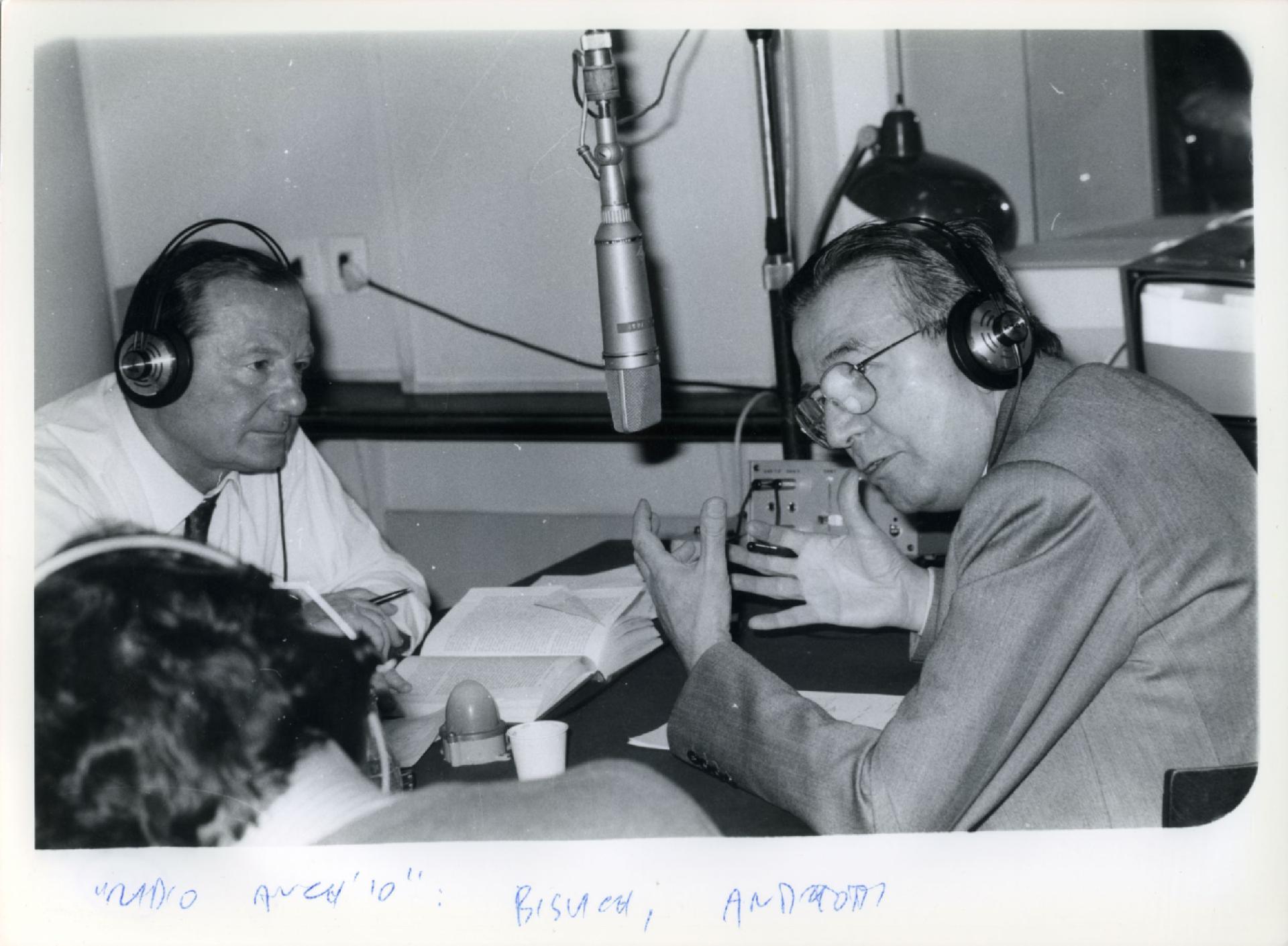 Gianni Bisiach con Giulio Andreotti a &quot;Radio anch&apos;io&quot; nello studio 8 di via Asiago n. 10 a Roma nel 1981