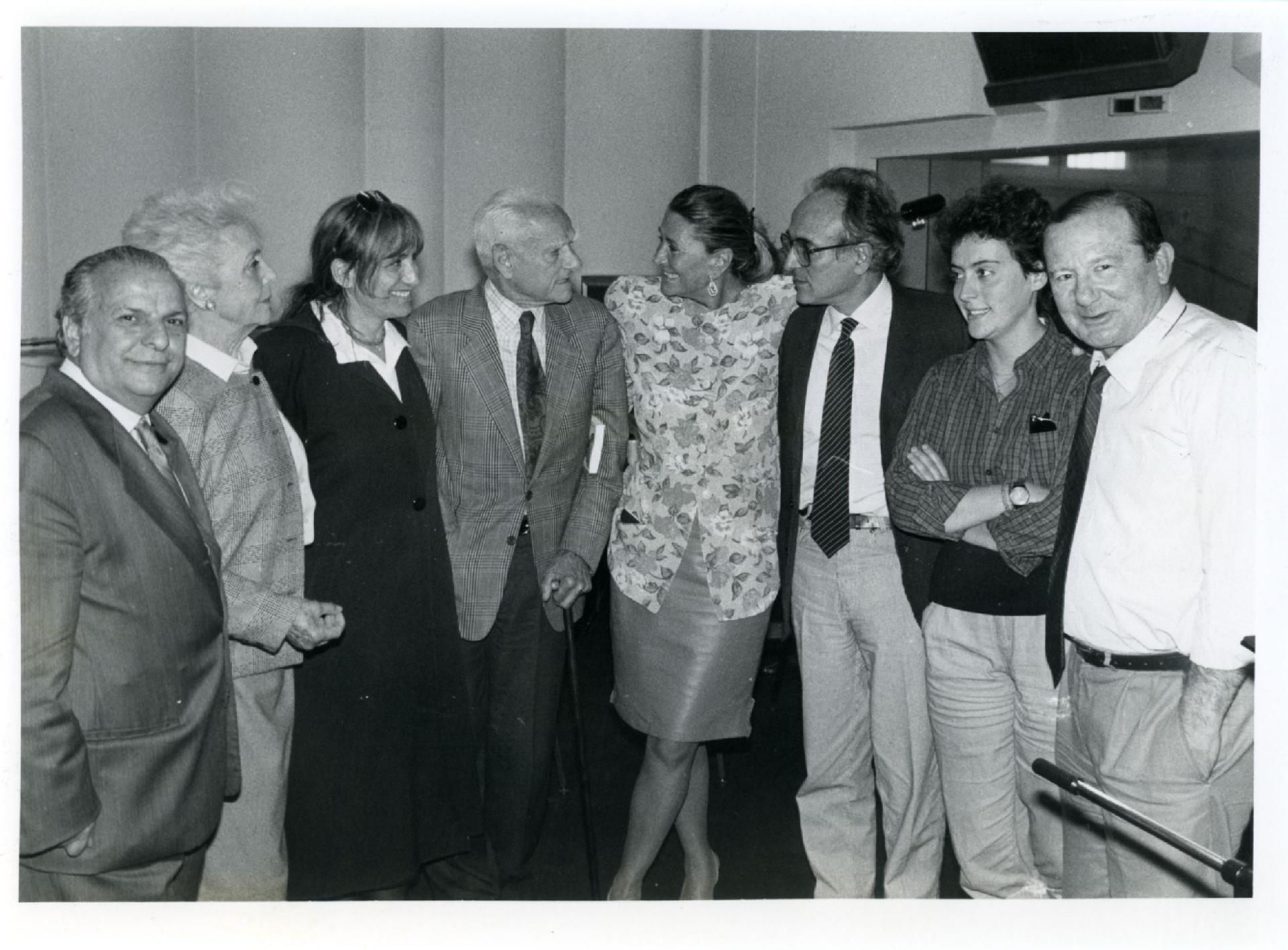 Gianni Bisiach con Alberto Moravia, Marta Marzotto, &quot;la signora che ha ballato con Hitler&quot; e altri a &quot;Radio anch&apos;io&quot; nello studio 8 di via Asiago n. 10 a Roma nel 1981 per una trasmissione su Hemingway
