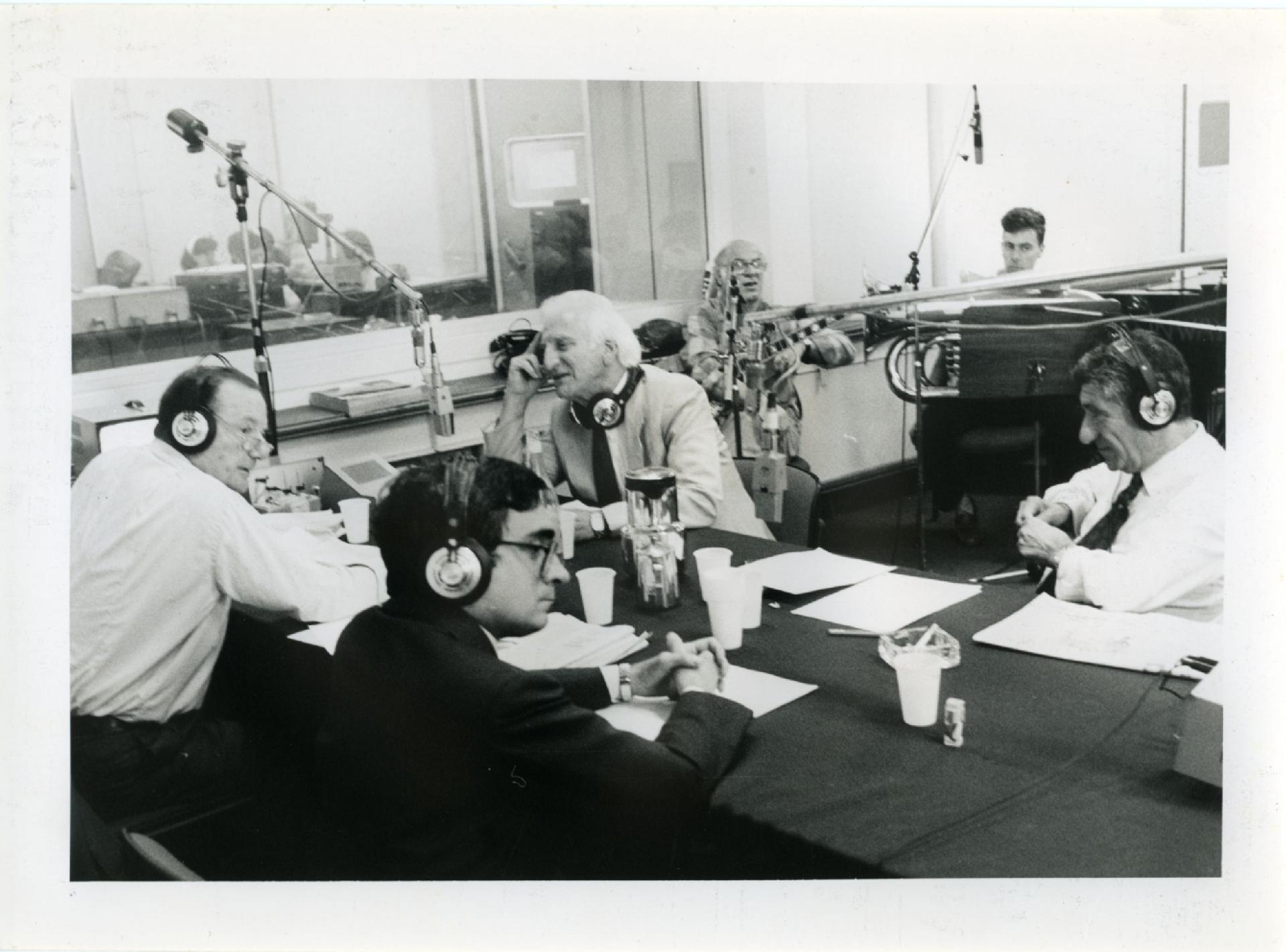 Gianni Bisiach con Joe Cusumano, suonatore di mandola e altri a &quot;Radio anch&apos;io&quot; nello studio 8 di via Asiago n. 10 a Roma