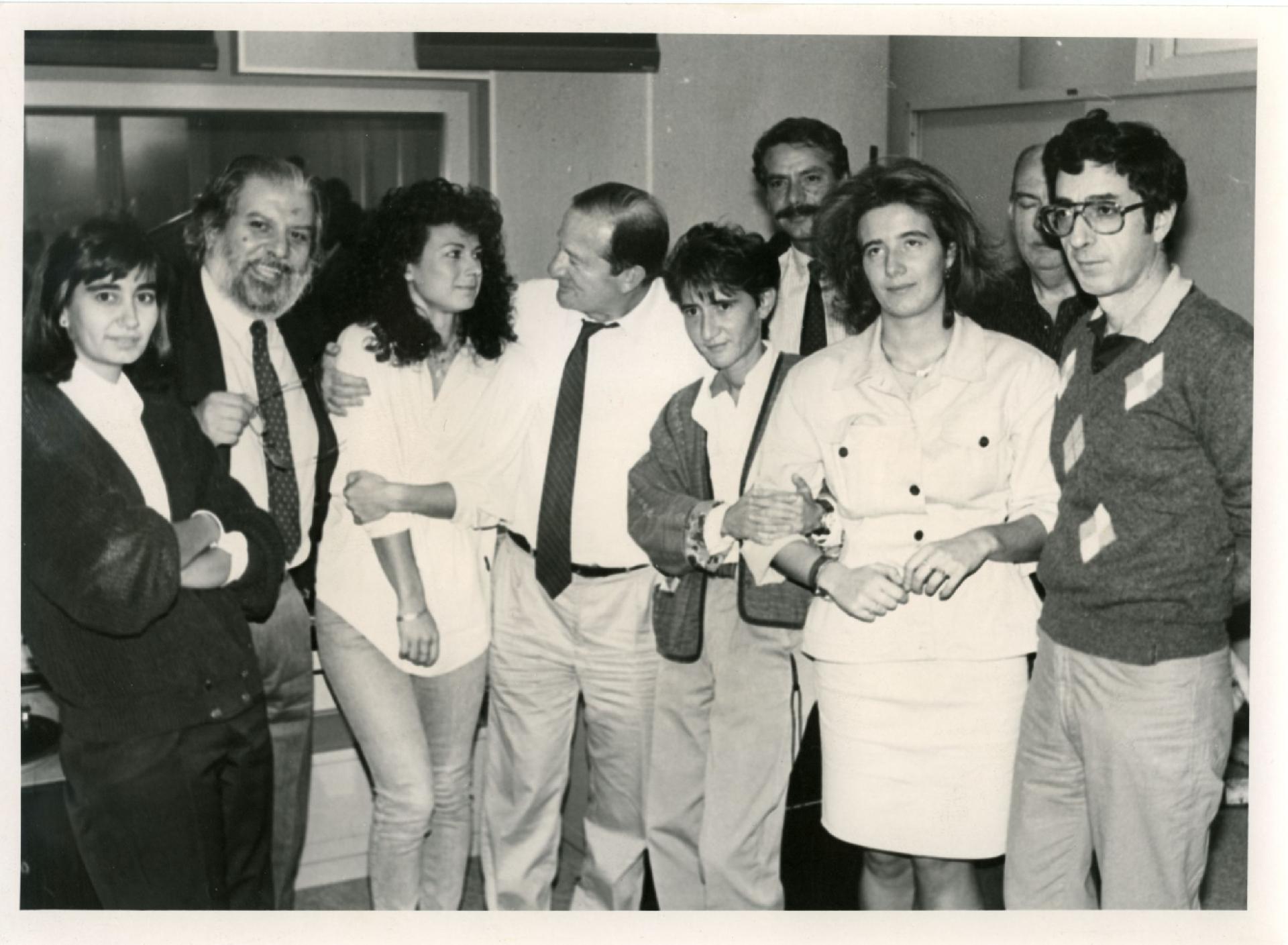 Gianni Bisiach in un gruppo trai quali Ennio Ceccarini a &quot;Radio anch&apos;io&quot; nello studio 8 di via Asiago n. 10 a Roma nel 1990