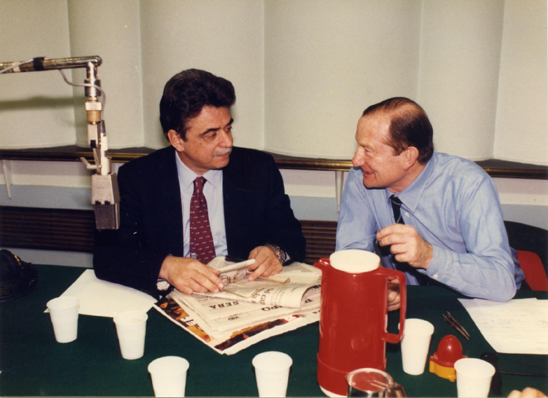 Gianni Bisiach intervista l&apos;ultimo segretario del Partito comunista italiano Achille Occhetto a &quot;Radio anch&apos;io TV&quot; nello studio 8 di via Asiago n. 10 a Roma nel 1991