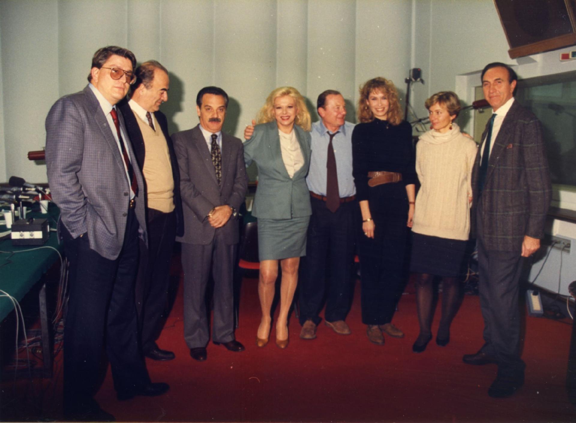 Gianni Bisiach con Arrigo Petacco, Sandra Milo, Pippo Baudo, due collaboratrici e altri a &quot;Radio anch&apos;io TV&quot; nello studio 8 di via Asiago n. 10 nello studio 8 di via Asiago n. 10 a Roma nel 1991
