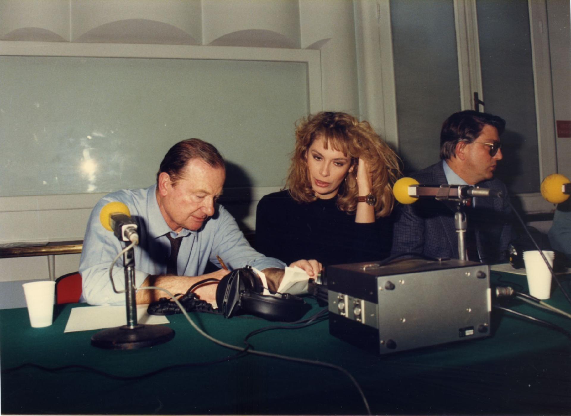 Gianni Bisiach con una collaboratrice a &quot;Radio anch&apos;io TV&quot; nello studio 8 di via Asiago n. 10 nello studio 8 di via Asiago n. 10 a Roma nel 1991