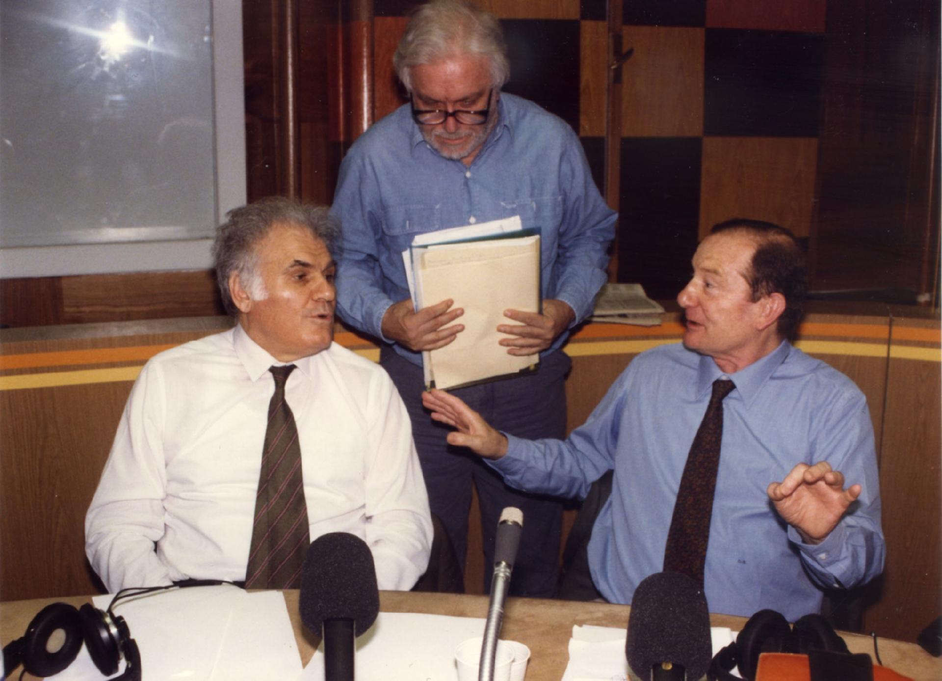 Gianni Bisiach con Luciano De Crescenzo a &quot;Radio anch&apos;io&quot; nello studio 8 di via Asiago n. 10 a Roma nel 1989