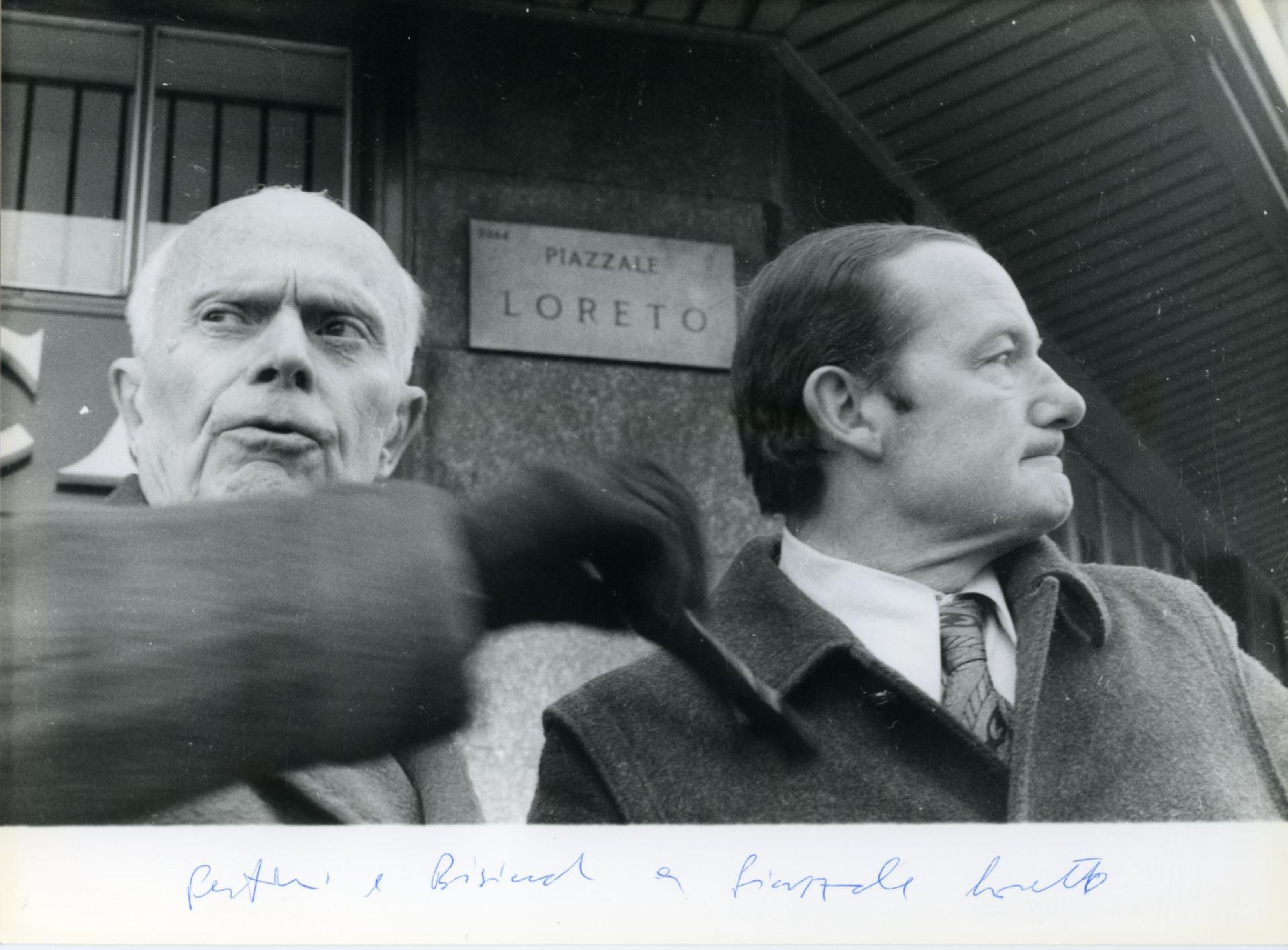 Per la trasmissione &quot;Testimoni oculari&quot; Gianni Bisiach e Sandro Pertini a Piazzale Loreto a Milano nel 1977