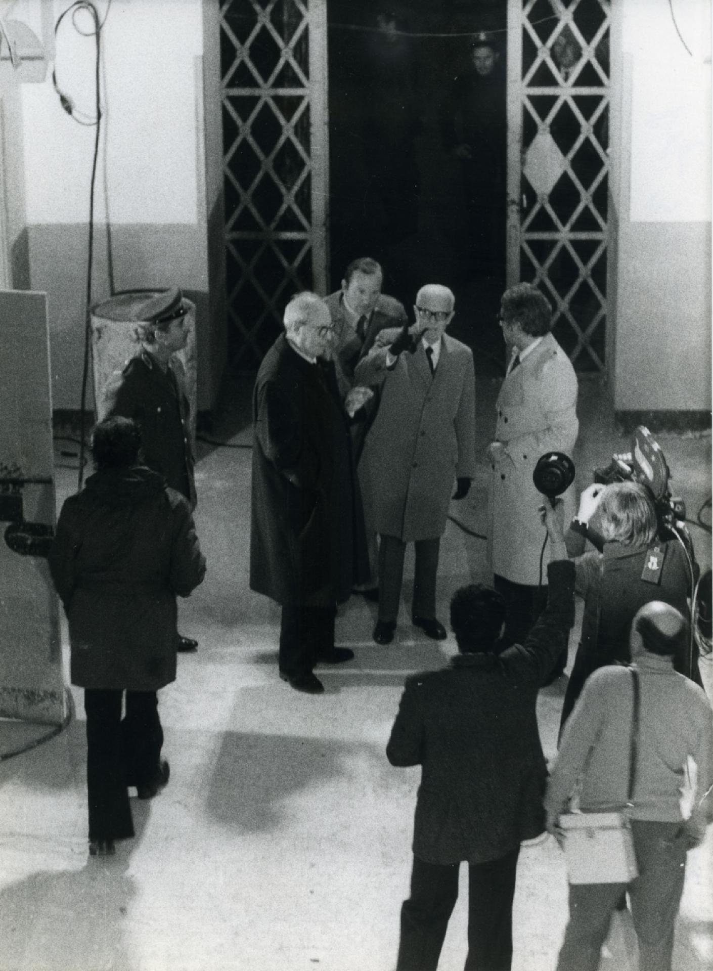 Per la trasmissione &quot;Testimoni oculari&quot; Gianni Bisiach, Sandro Pertini e Giuseppe Saragat nel carcere di Regina Coeli a Roma nel 1978