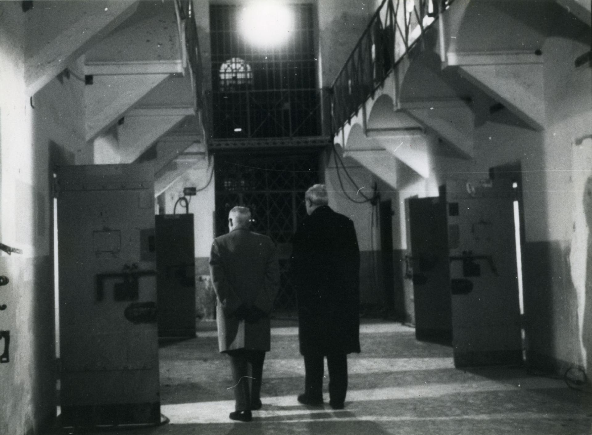 Per la trasmissione &quot;Testimoni oculari&quot; Sandro Pertini e Giuseppe Saragat (entrambi di spalle) nel carcere di Regina Coeli a Roma nel 1978