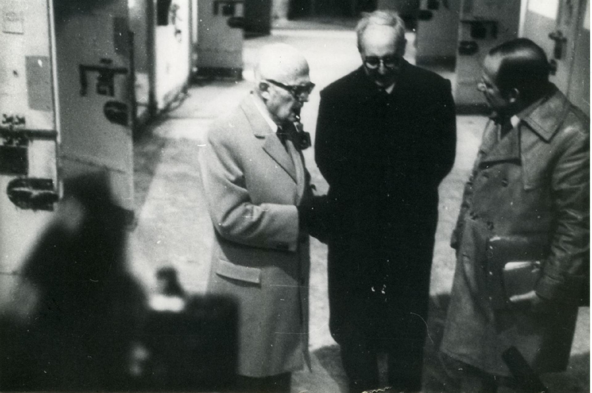 Per la trasmissione &quot;Testimoni oculari&quot; Gianni Bisiach con Sandro Pertini e Giuseppe Saragat a Roma, nel carcere di Regina Coeli nel 1978