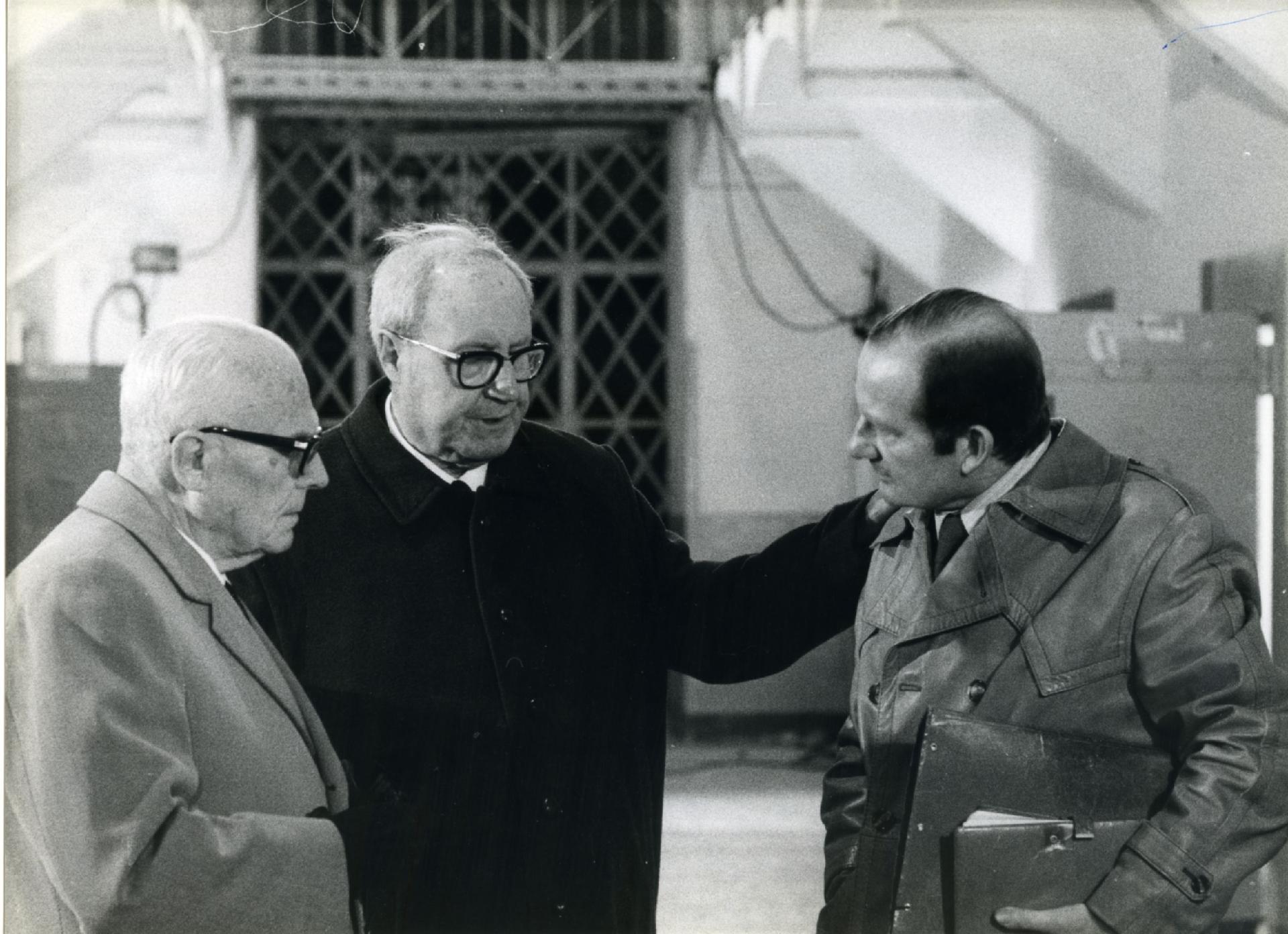 Per la trasmissione &quot;Testimoni oculari&quot; Gianni Bisiach con Sandro Pertini e Giuseppe Saragat a Roma, nel carcere di Regina Coeli nel 1978