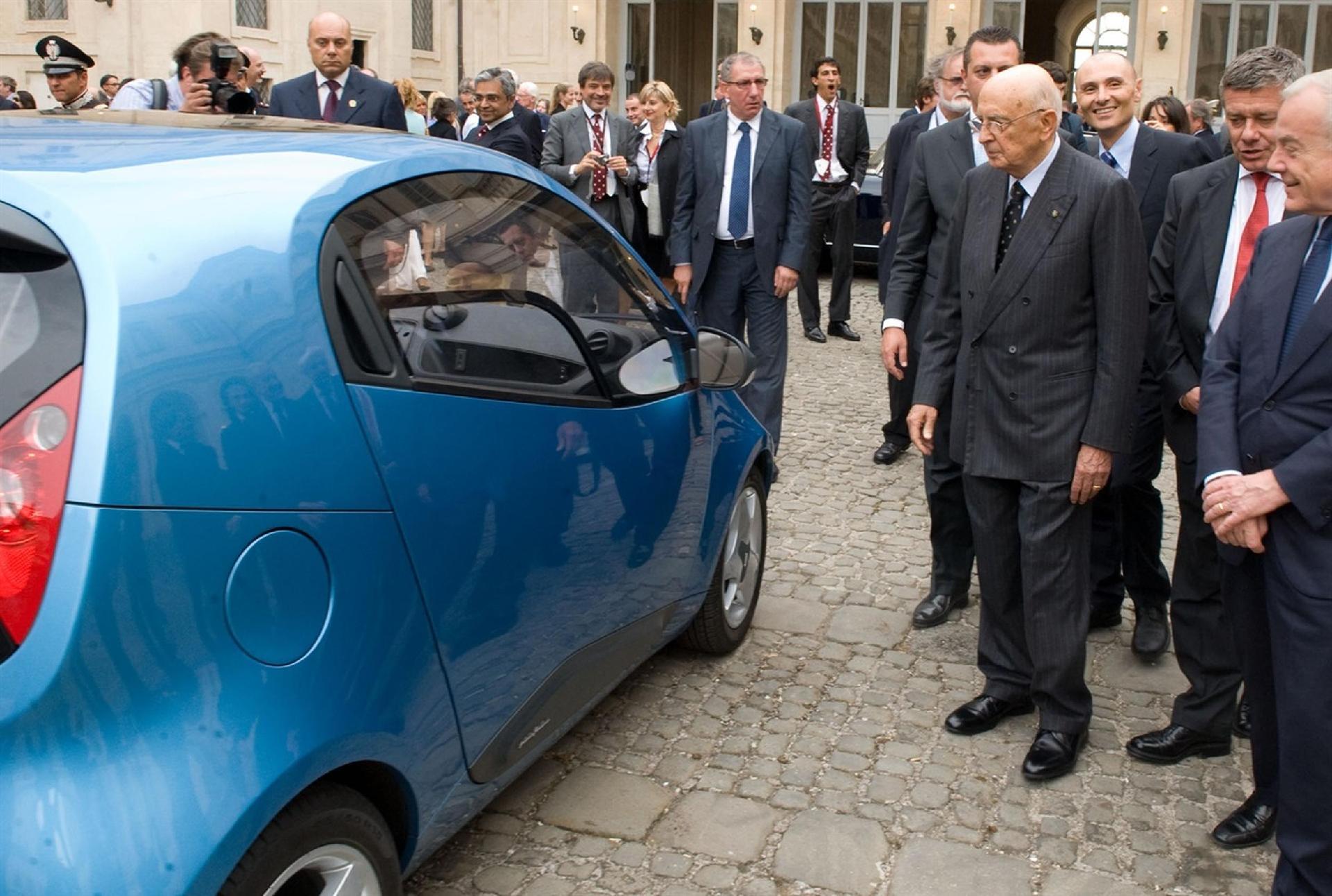 l Presidente Giorgio Napolitano con i partecipanti alla manifestazione &quot;Italia Classica 2010&quot;, organizzata per i 100 anni dell'Alfa Romeo e degli 80 anni della Pininfarina