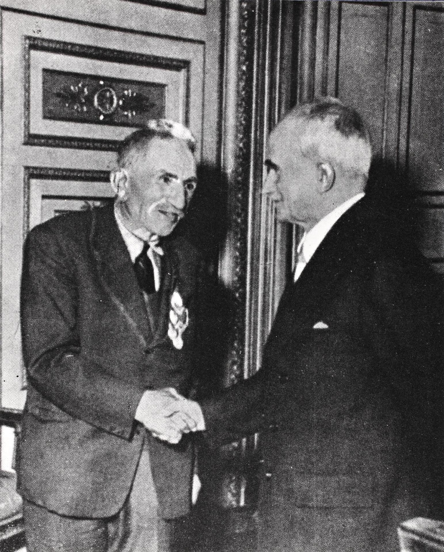 Il Presidente della Repubblica Luigi Einaudi incontra Alcide Cervi padre dei fratelli Cervi antifascisti uccisi il 28 dicembre del 1943