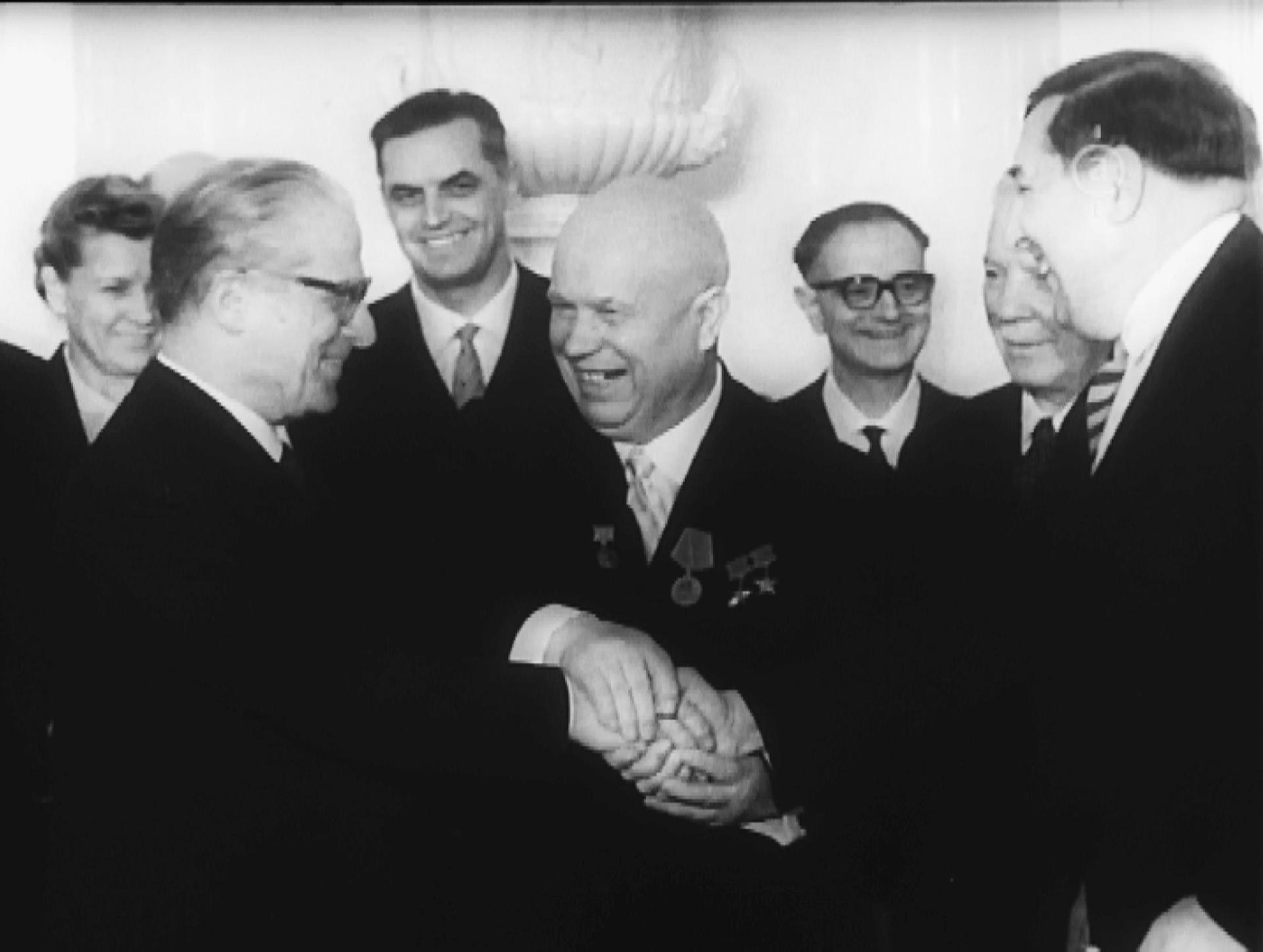 Scambio di saluti fra Nikita Sergeevic Chruscev e il Presidente della Repubblica Giovanni Gronchi in occasione della sua visita di Stato in Unione Sovietica