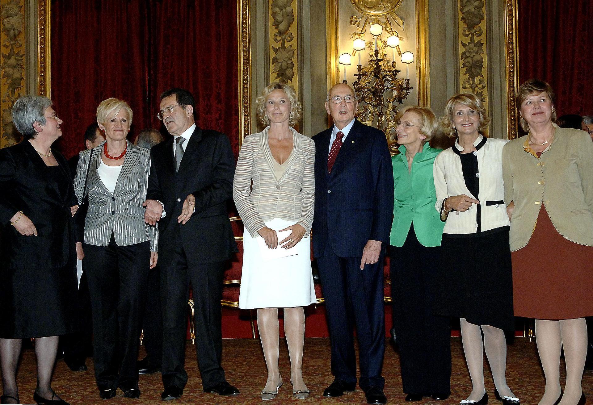 Un momento del giuramento del II Governo Prodi: il Presidente Napolitano con le donne Ministro, Palazzo del Quirinale, 17 maggio 2006 (USPR)