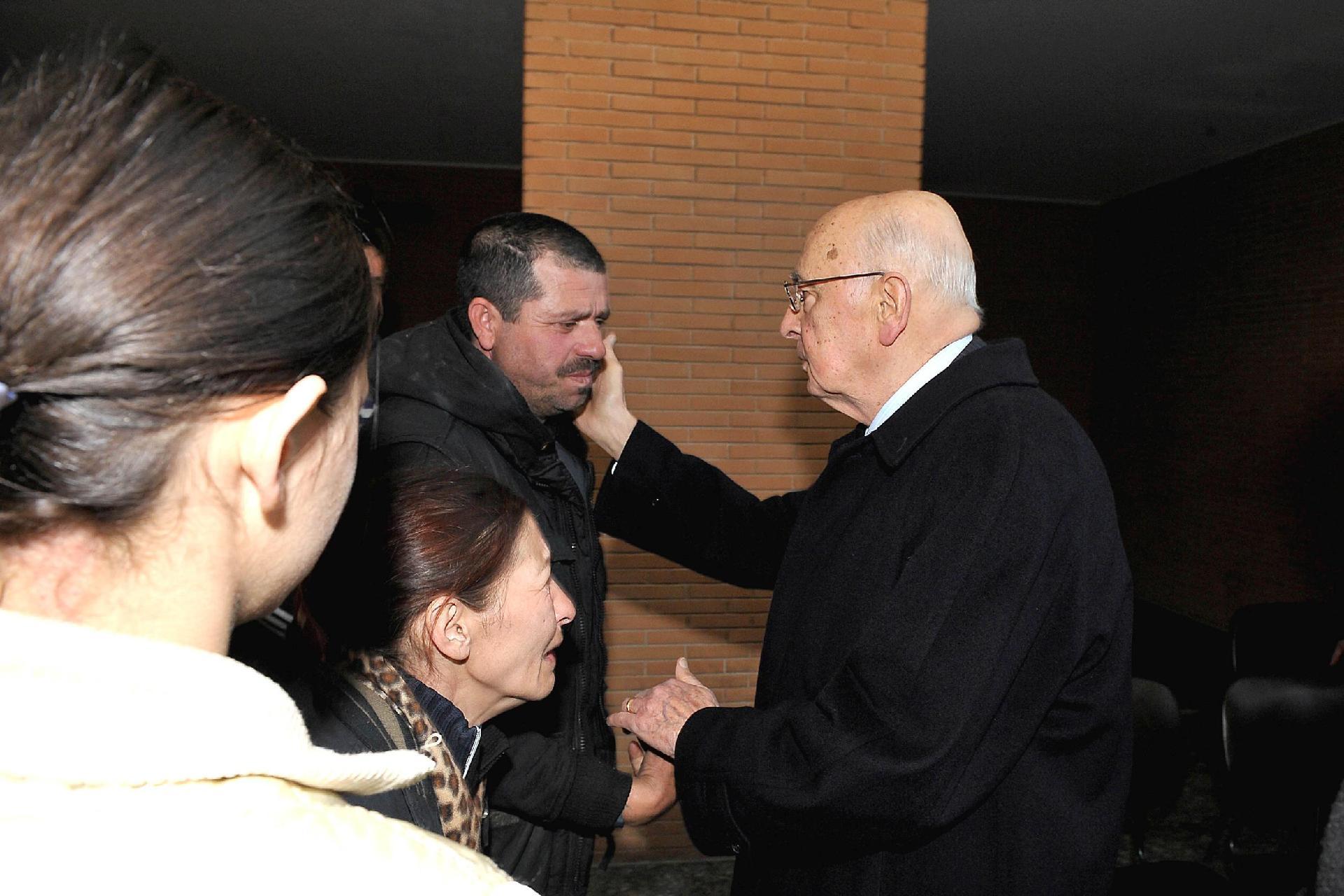 Il Presidente Giorgio Napolitano con i genitori dei bambini vittime del rogo nel campo rom sull'Appia Nuova
