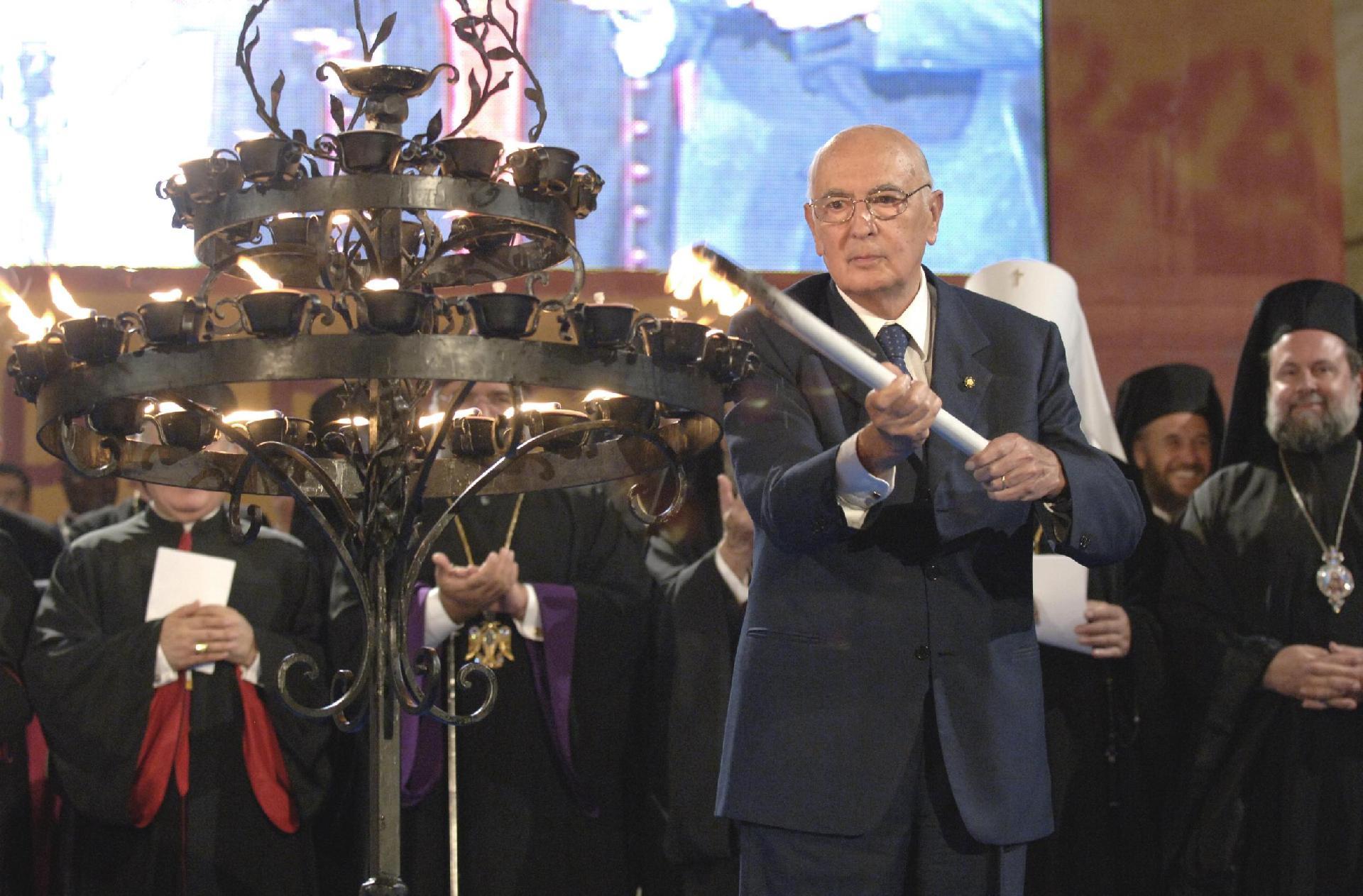Il Presidente Giorgio Napolitano accende una delle candele della pace durante la cerimonia nella città di San Francesco